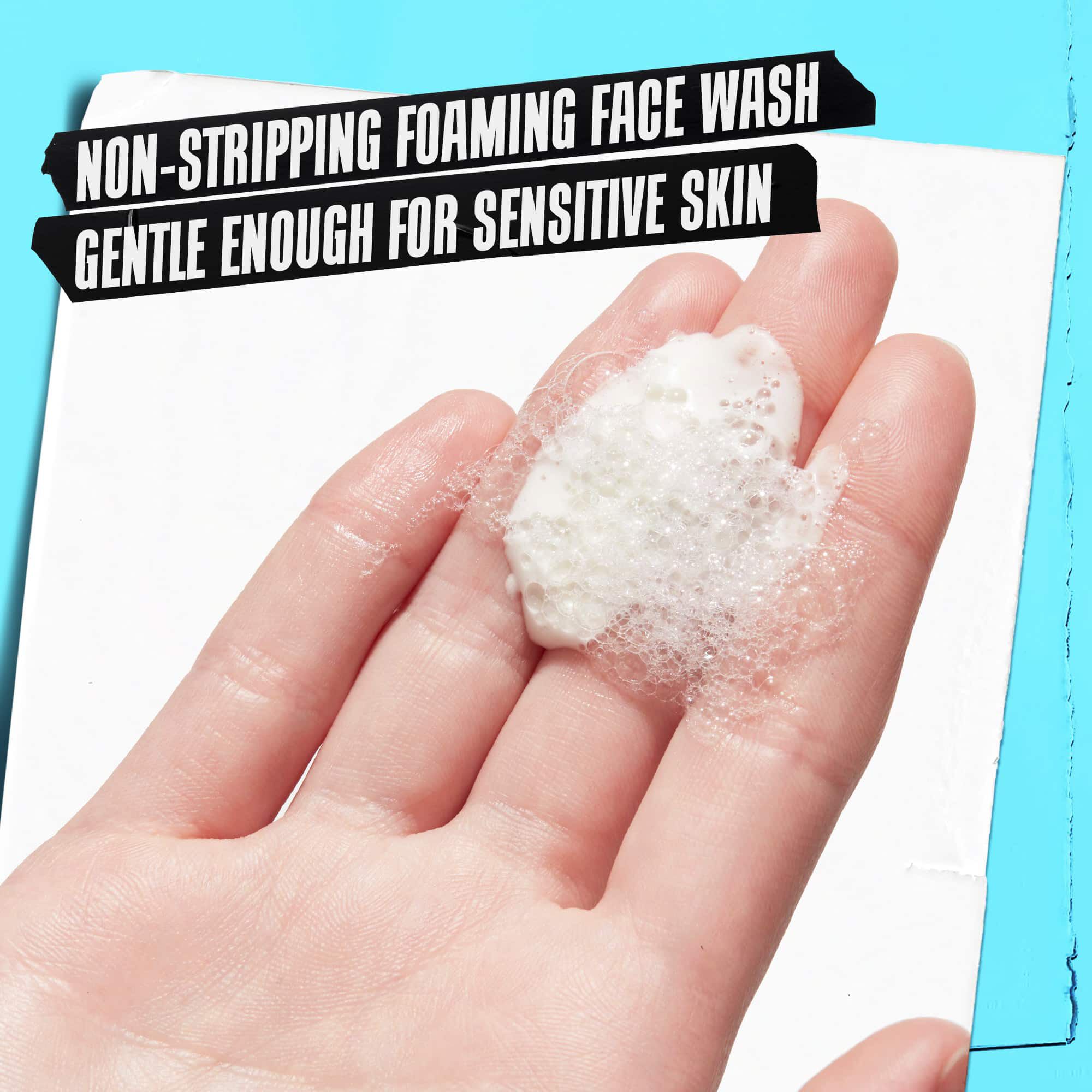 Ruka drži pjenu Ultra Facial Oil-Free Cleanser s oznakom „Pjena za pranje koja ne isušuje, dovoljno nježna za osjetljivu kožu.”