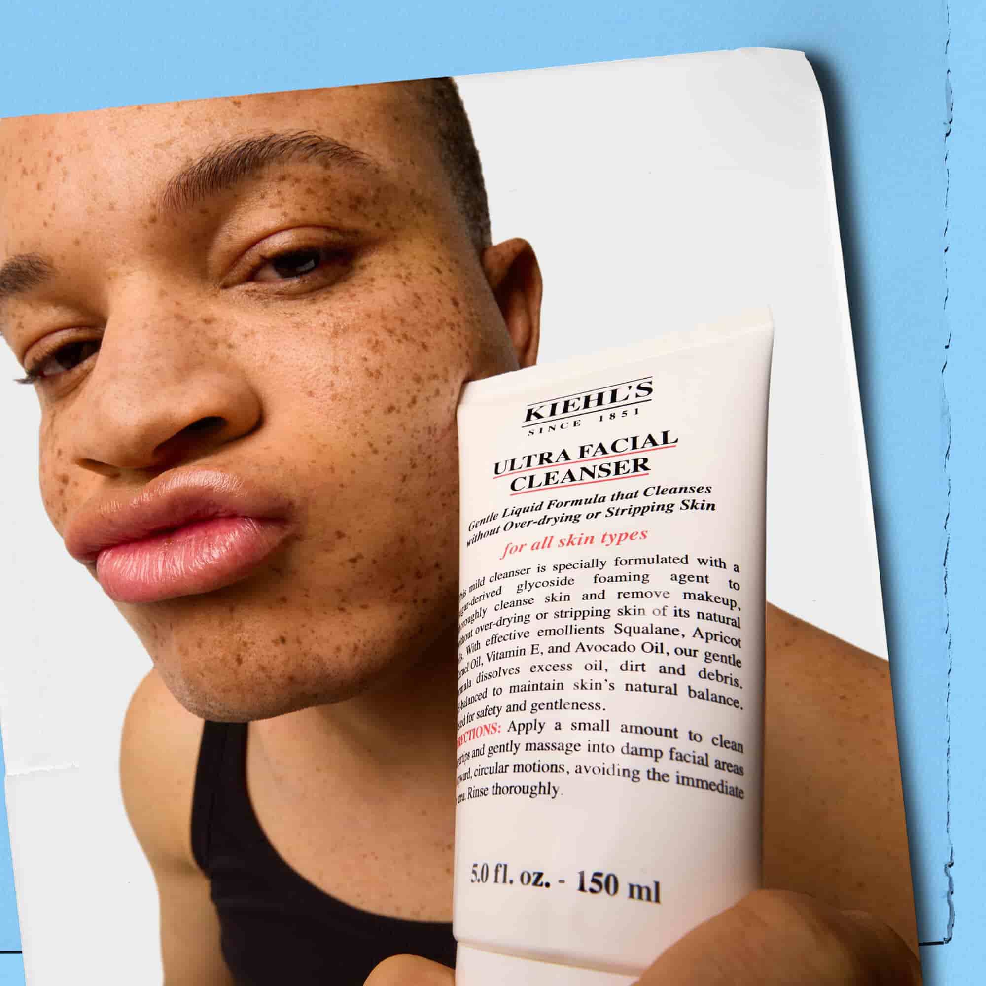 Model drži tubu Kiehl's Ultra Facial Cleanser gela