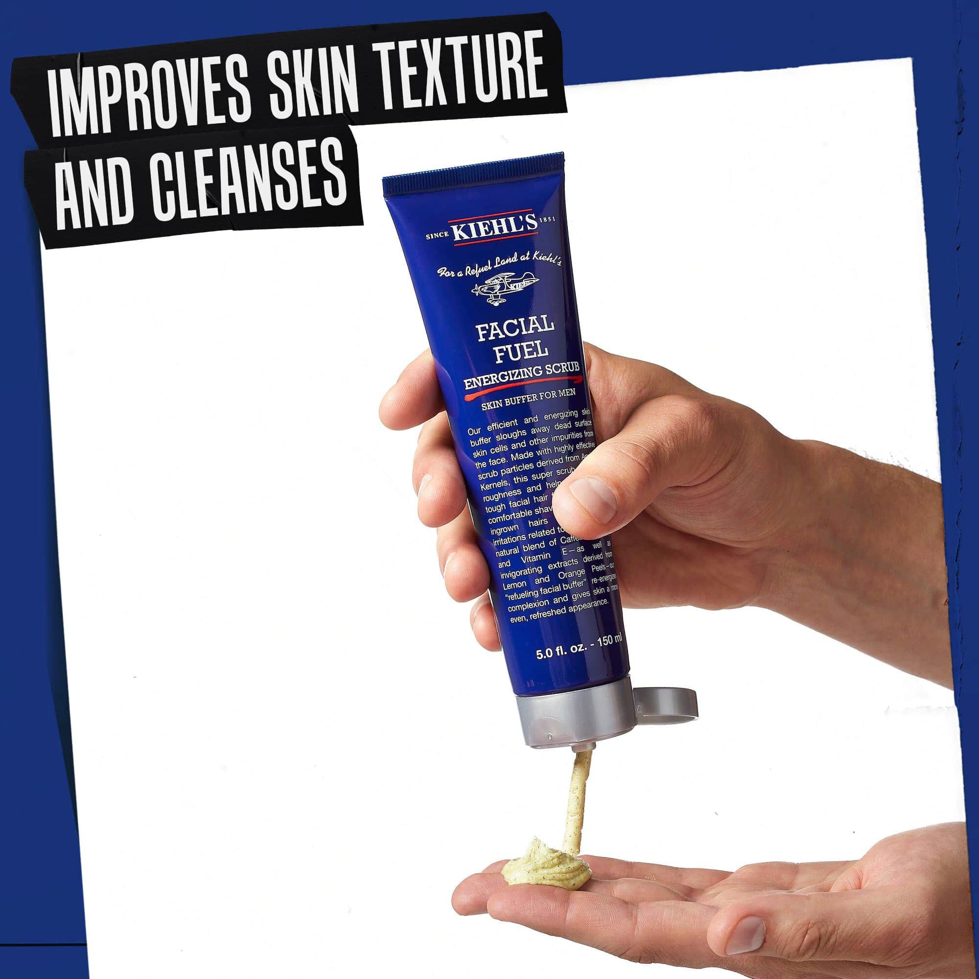 Ruka dozira Facial Fuel Energizing Scrub. Tekst ističe „Poboljšava teksturu kože i čisti”