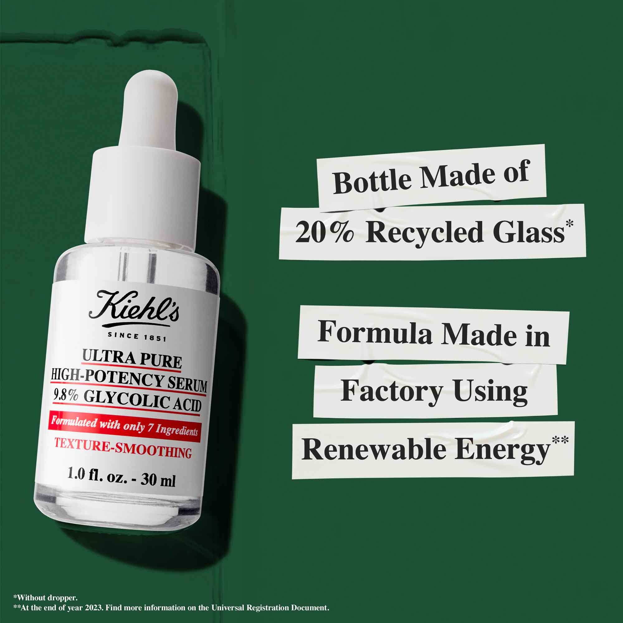Bočica Ultra Pure 9.8% Glycolic Acid Serum s tekstom koji ističe tvrdnje o održivosti: „Bočica izrađena od 20 % recikliranog stakla” i „Formula proizvedena u tvornici uz obnovljivu energiju.”