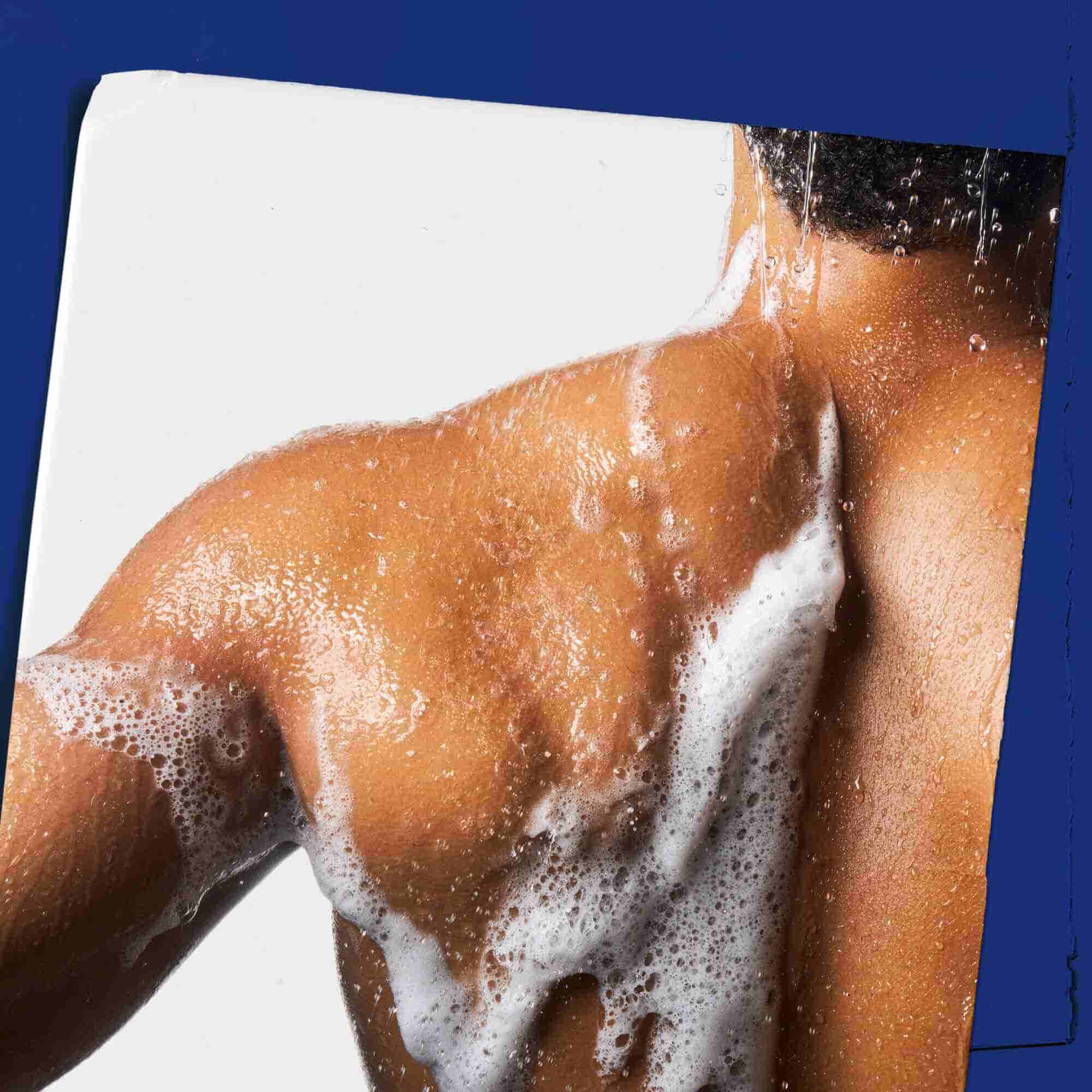Body Fuel All-In-One Energizing Wash zapjenjen na koži, prikazuje primjenu.
