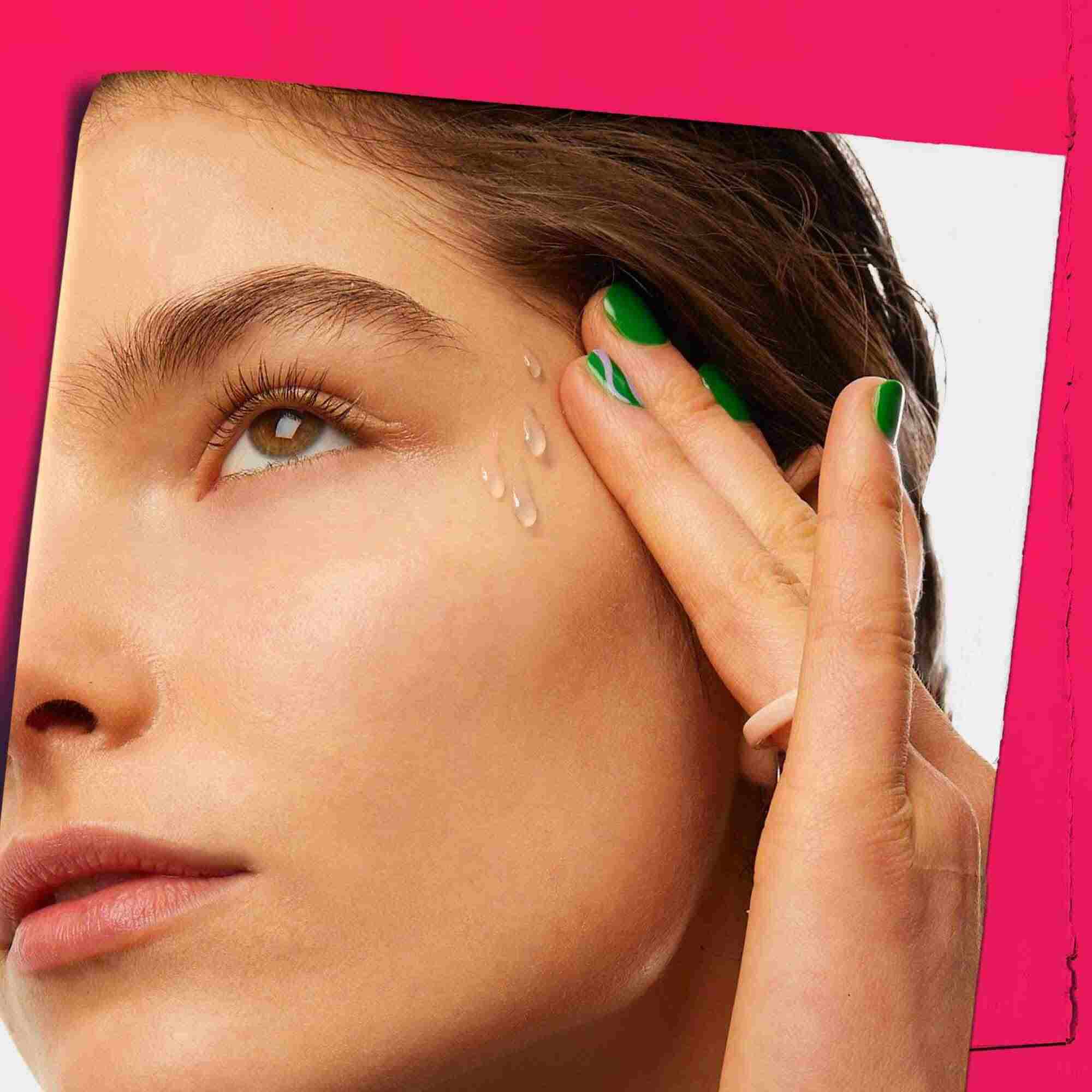 Ultra Pure 9.8% Glycolic Acid Serum nanosi se na kožu.