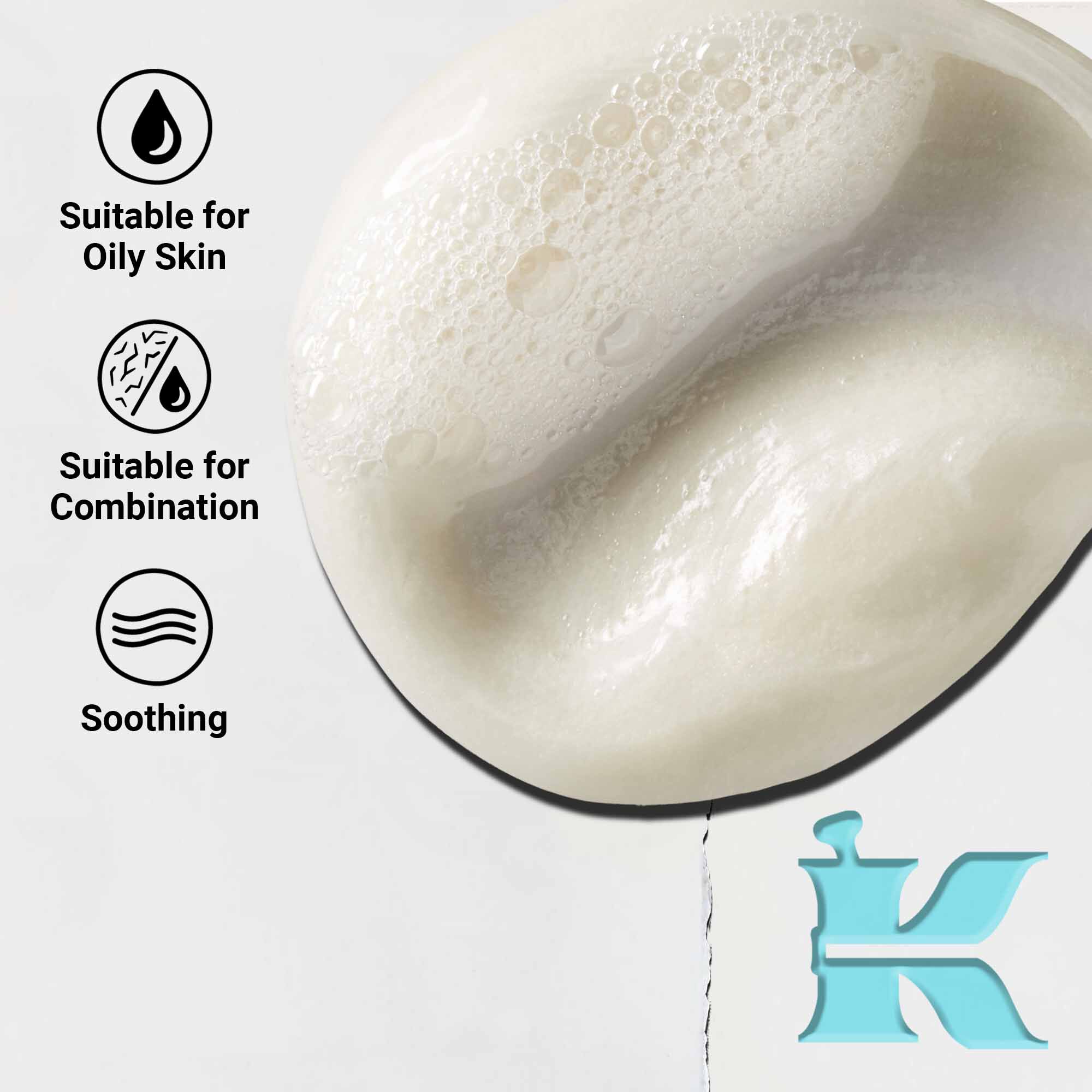 Krupni plan teksture Ultra Facial Oil-Free Cleanser koja prikazuje laganu, kremastu formulu. Tekst ističe umirujuće prednosti i prikladnost za masnu i mješovitu kožu.