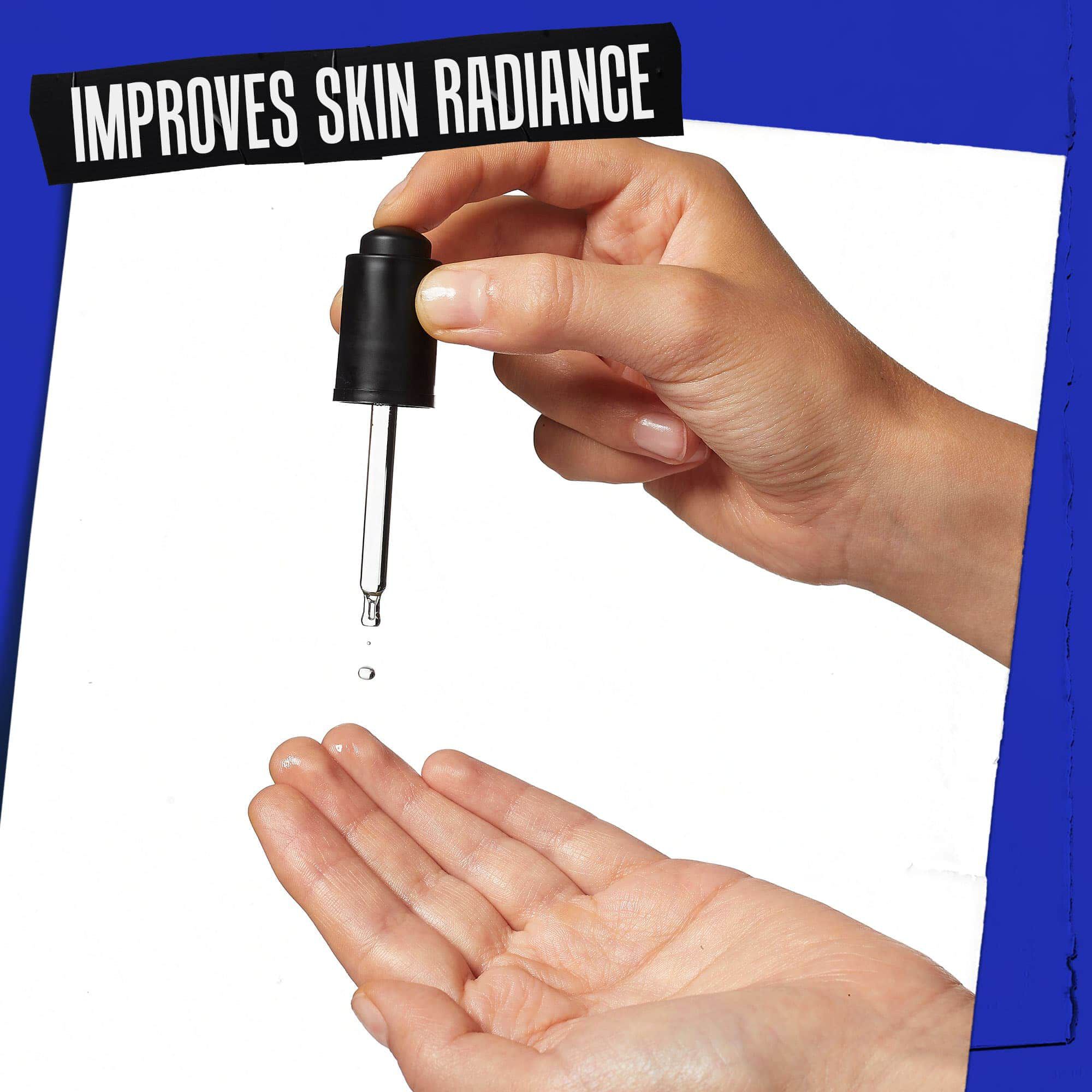 Ruka na koju se kapa Midnight Recovery Concentrate s oznakom „Poboljšava blistavost kože”.