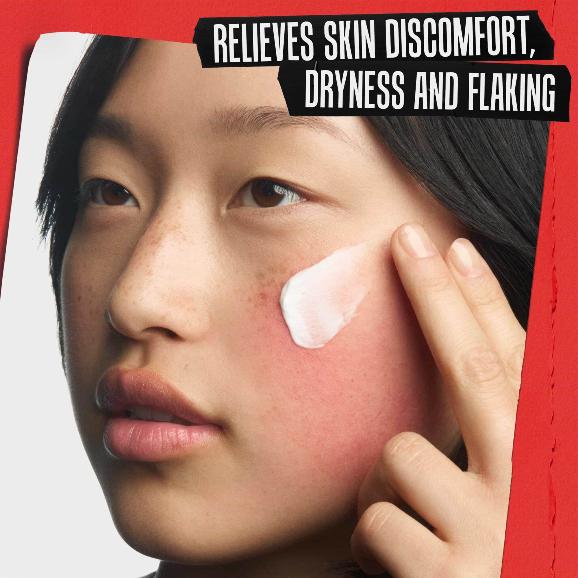 Krupni plan nanošenja obnavljajuće kreme na nadraženi obraz. Tekst glasi: UBLAŽAVA NELAGODU, SUHOĆU I PERUTANJE KOŽE.