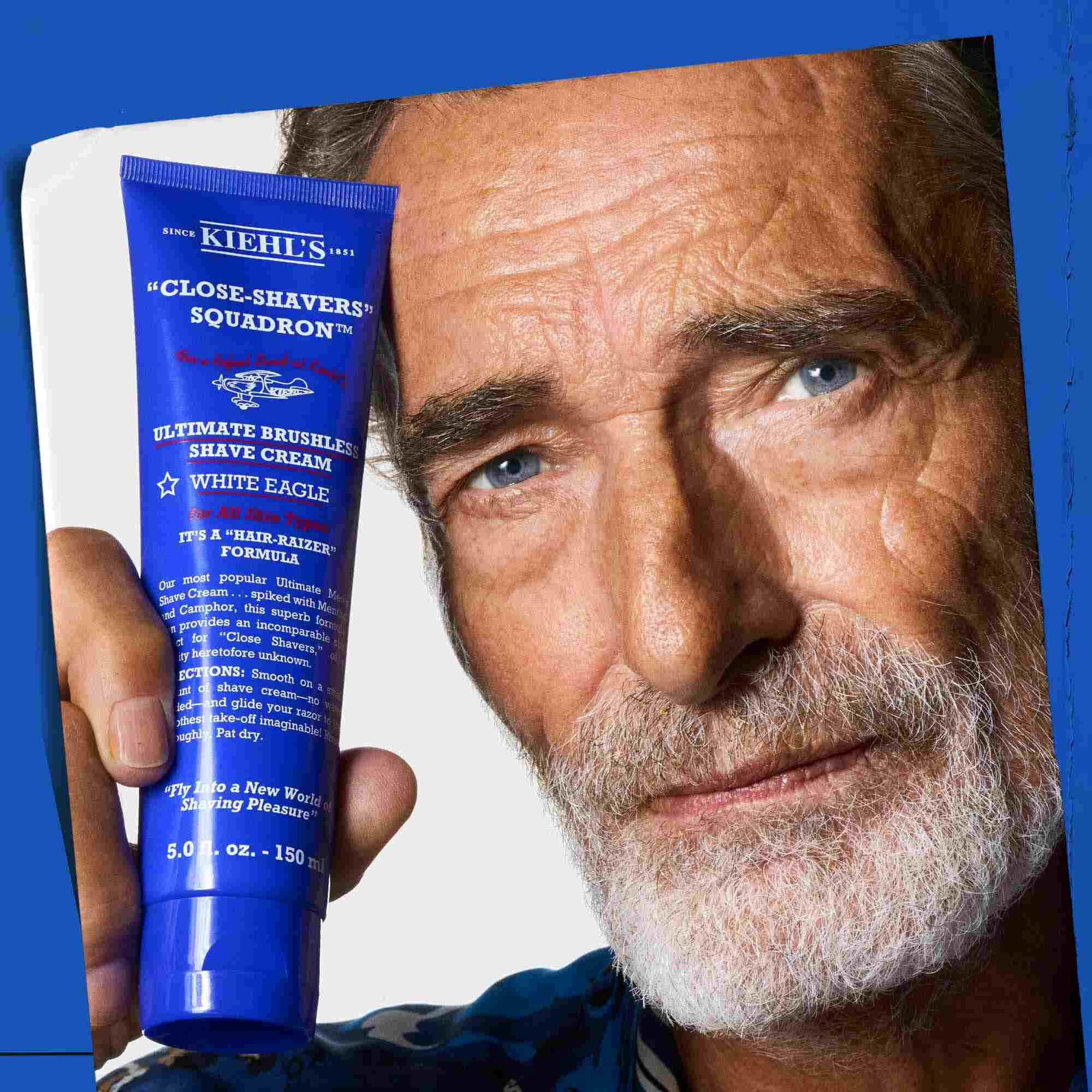 Muškarac drži tubu Ultimate Brushless Shave Cream White Eagle.
