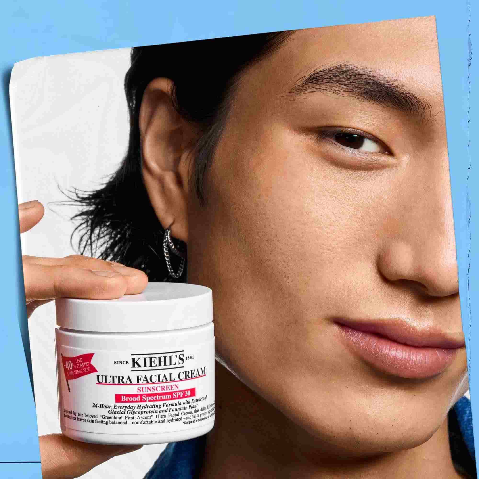 Ultra Facial Cream SPF 30 u ruci, prikazuje prenosivost i jednostavnost upotrebe.