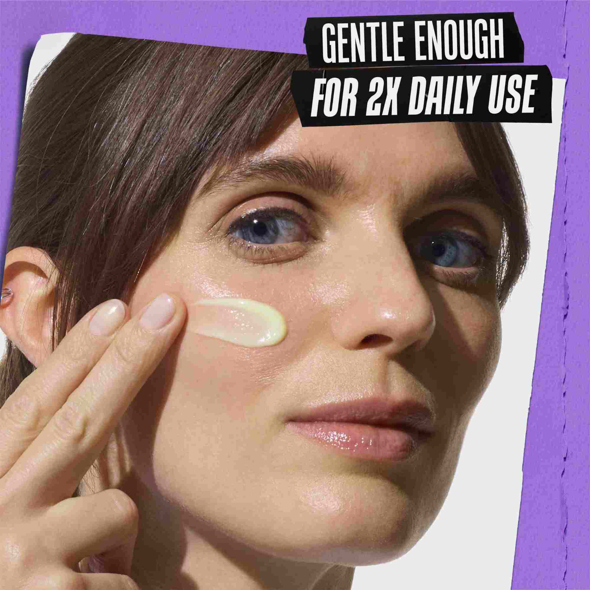 Model s uzorkom seruma Kiehl's Retinol Skin Renewing Daily Microdose na licu