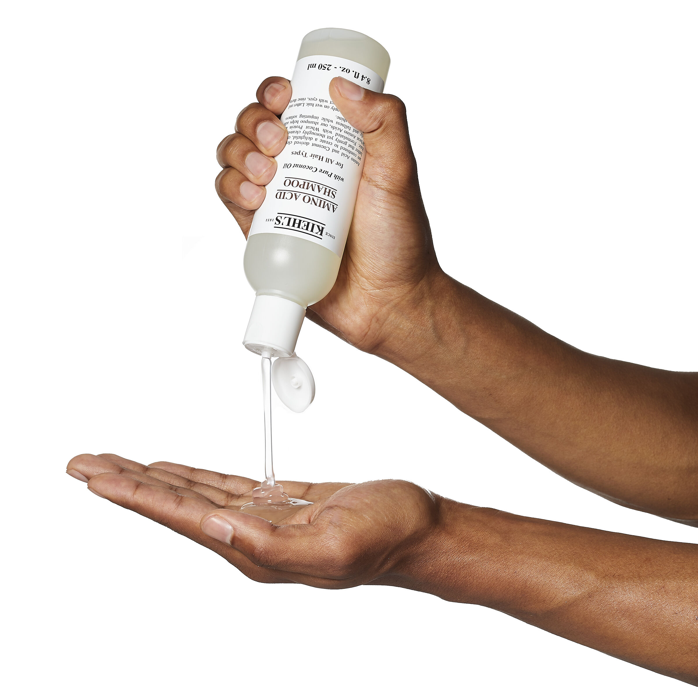 Model s mjehurićima na glavi od Kiehl's Amino Acid šampona