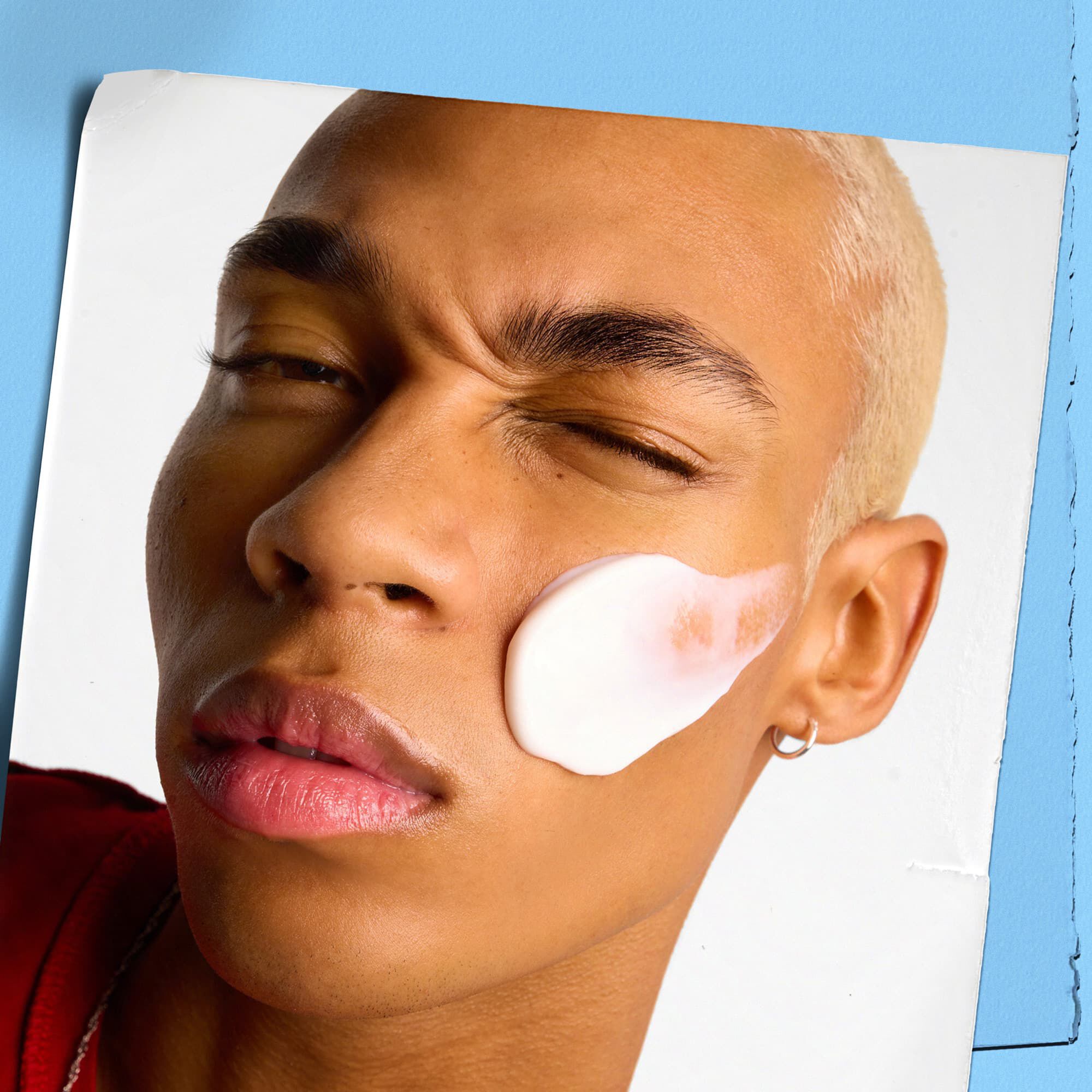 Model nanosi kremu Kiehl's Ultra Facial Cream na lice