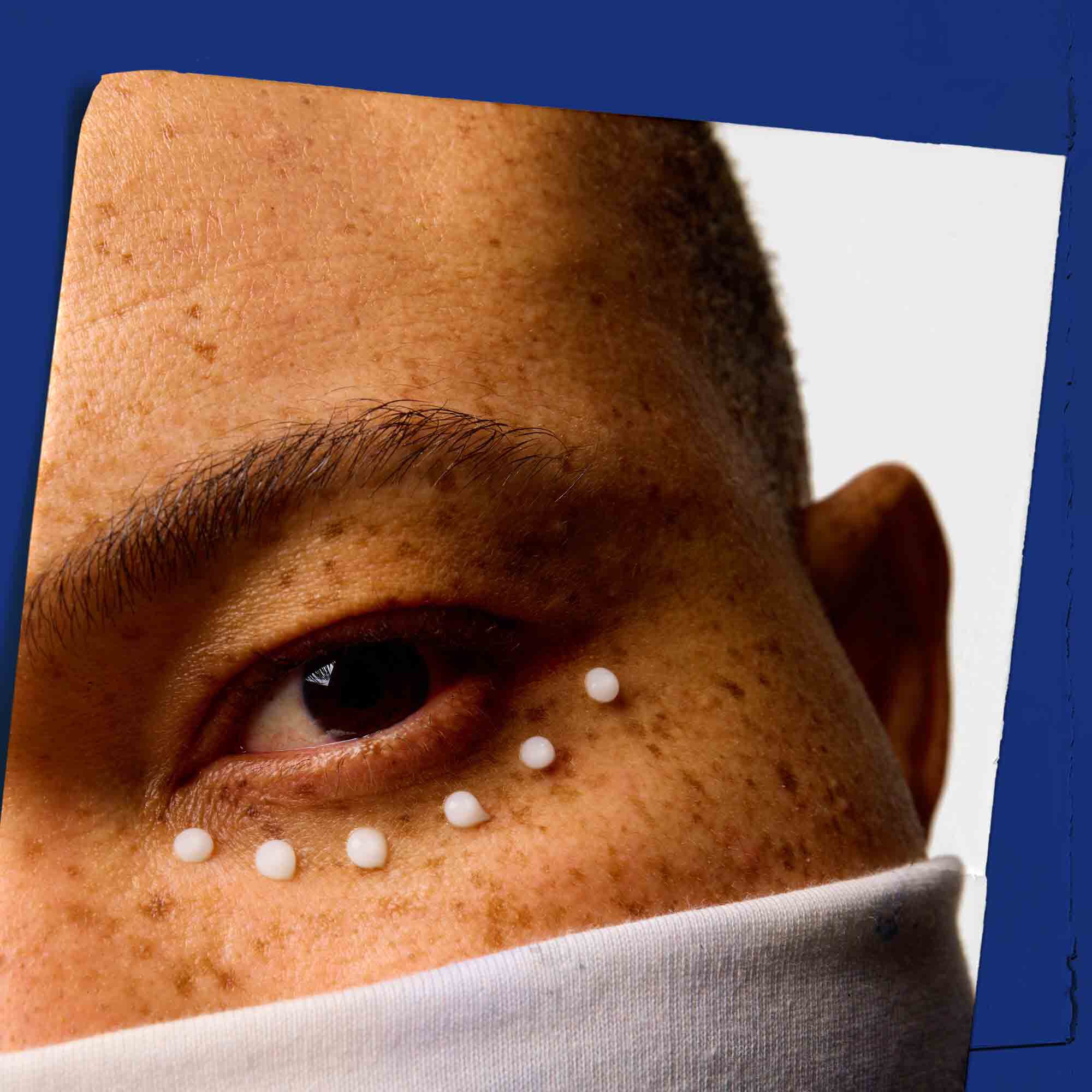 Krupni plan kože oko očiju s točkicama Facial Fuel Eye Fuel.