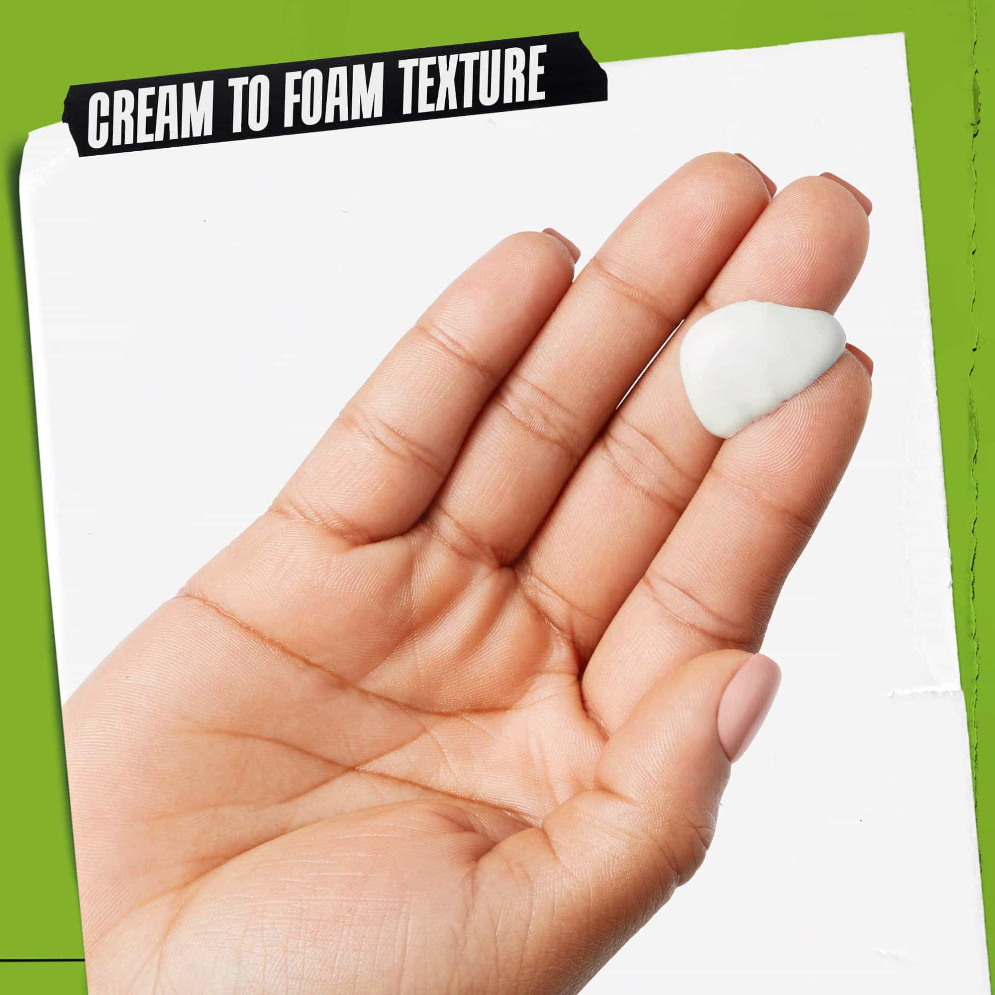 Ruka s Rare Earth Deep Pore Daily Cleanser. Tekst naglašava: „Tekstura koja se pretvara iz kreme u pjenu”.