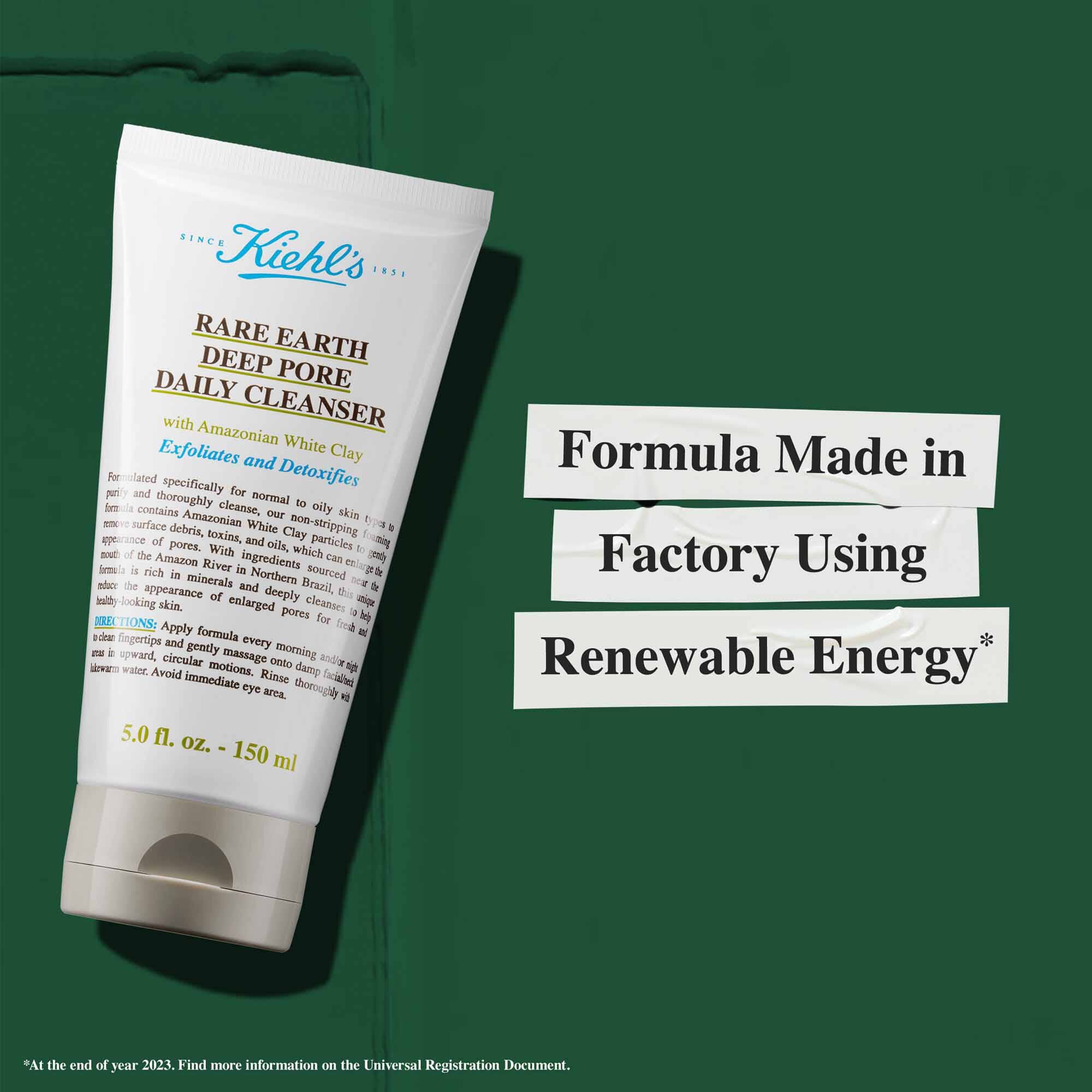 Tuba Rare Earth Deep Pore Daily Cleanser s tekstom „Formula proizvedena u tvornici uz obnovljivu energiju”, koji ističe održivost.