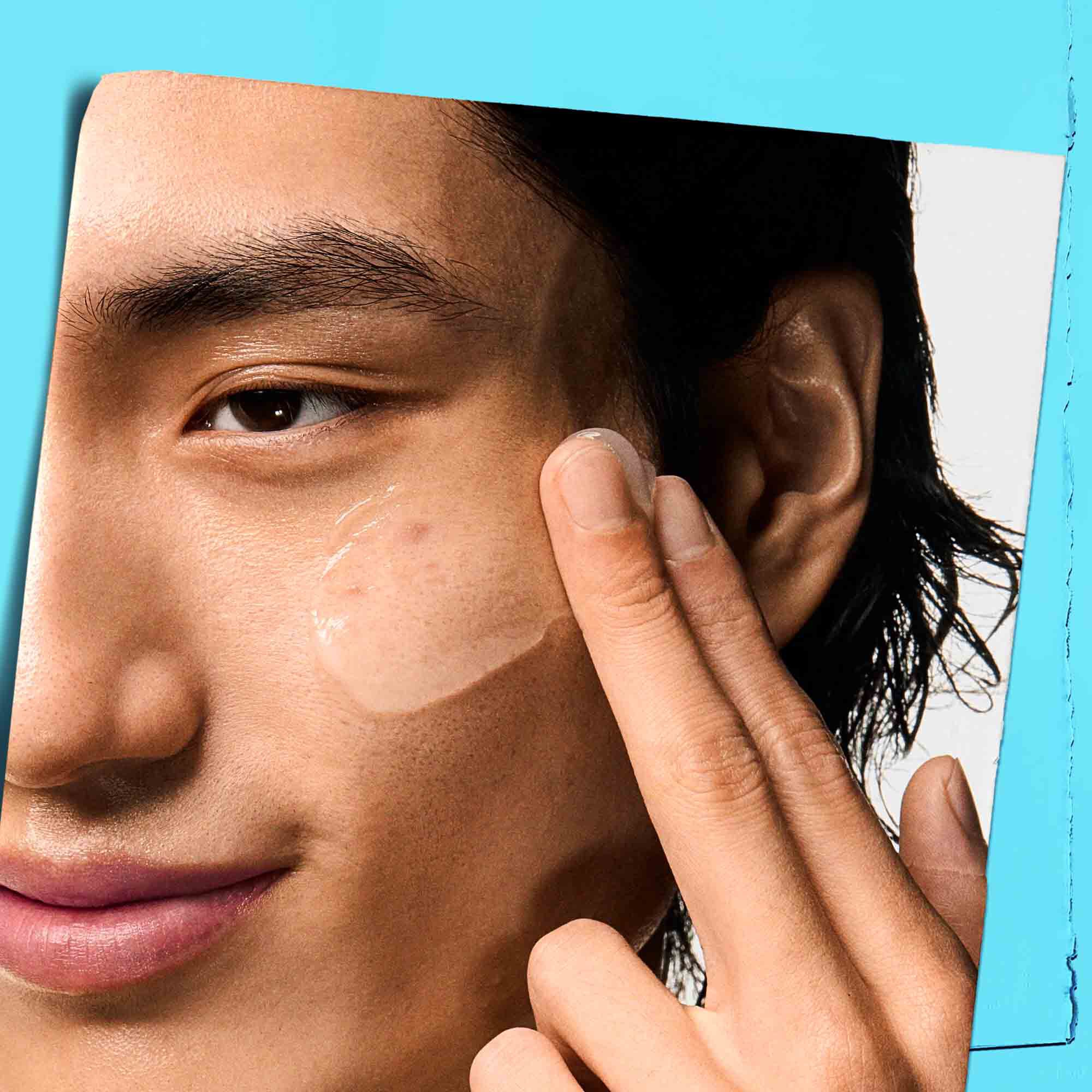 Ultra Facial Oil-Free Gel Cream nanesen na lice modela.