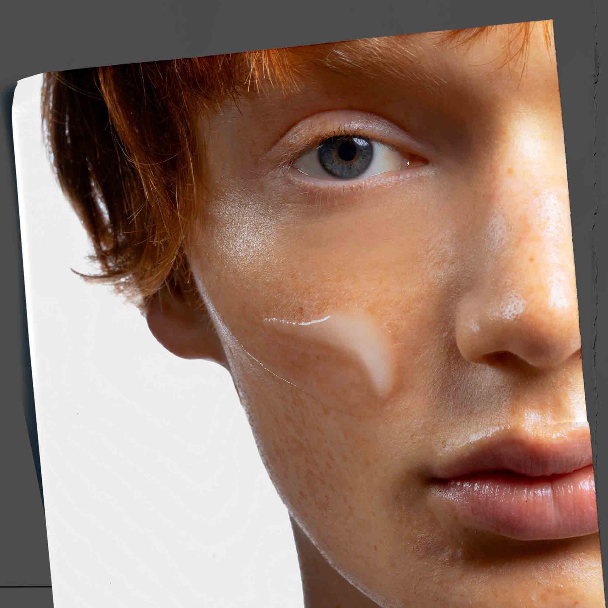 Age Defender Power serum nanesen na lice, prikazuje svakodnevnu primjenu.