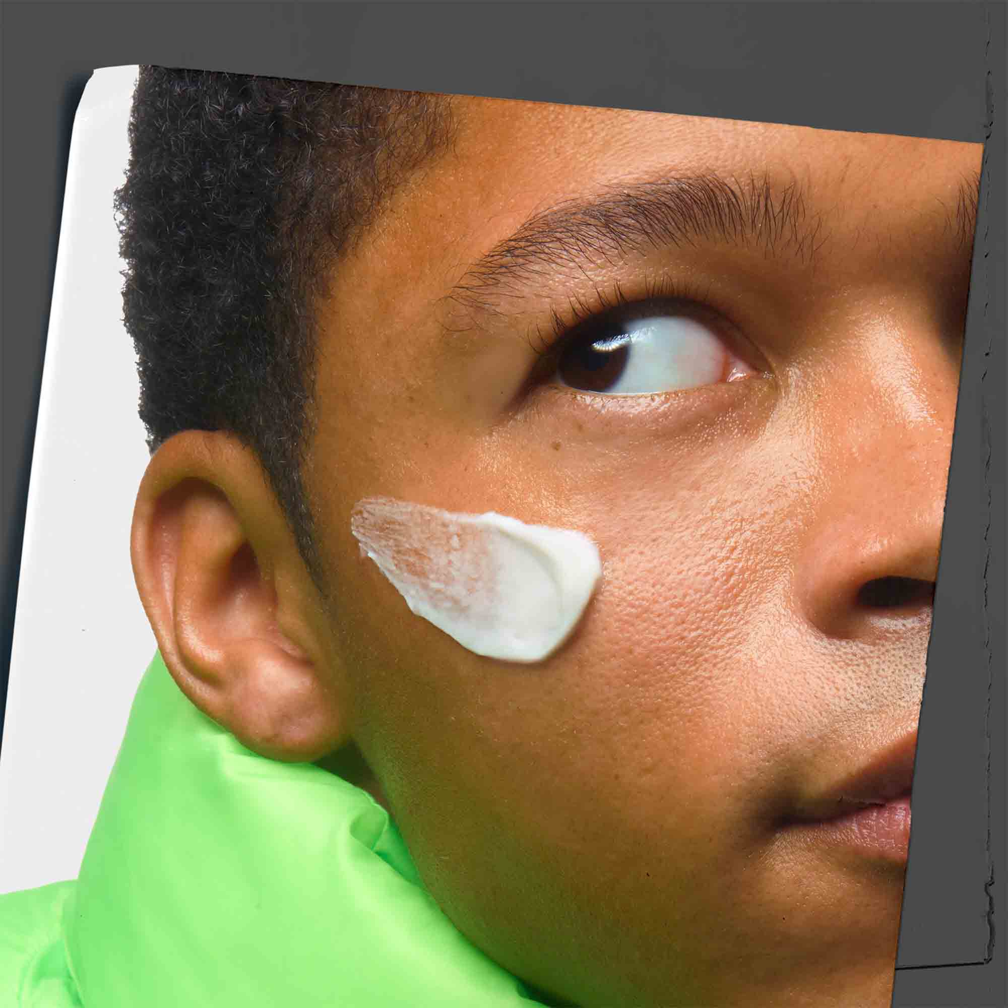 Krema Age Defender Cream Moisturizer nanesena na lice modela.