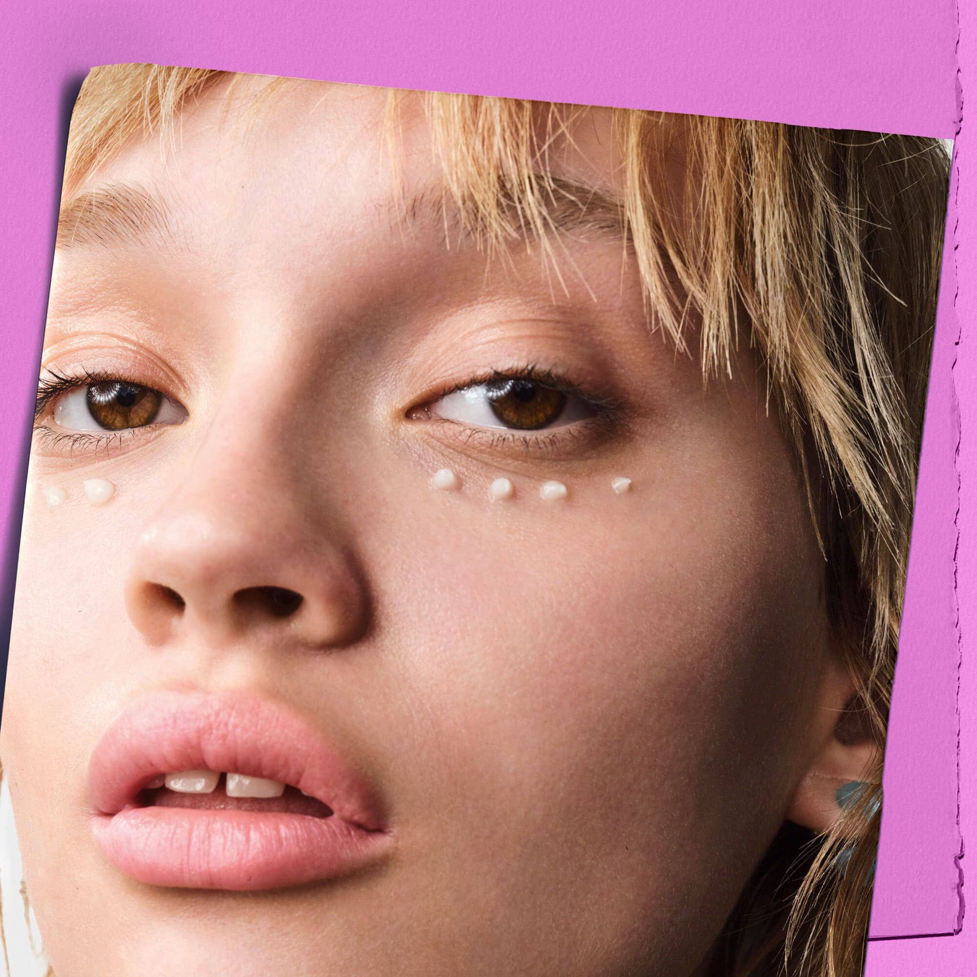 Model s točkicama kreme Kiehl's Super Multi-Corrective Eye Zone Treatment ispod očiju