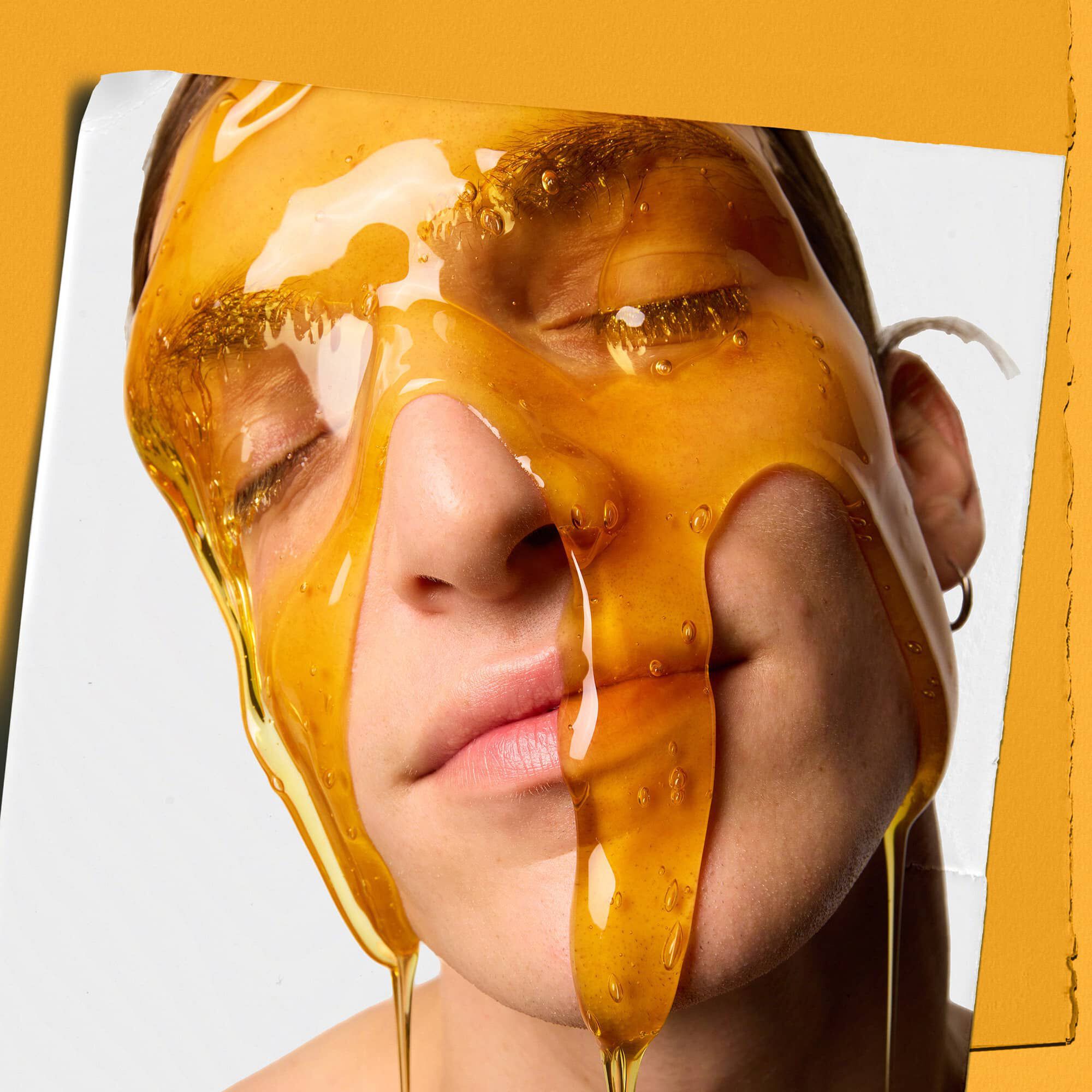 Model s Kiehl's Calendula Deep Cleaning Foaming Face Wash gelom koji mu curi niz lice