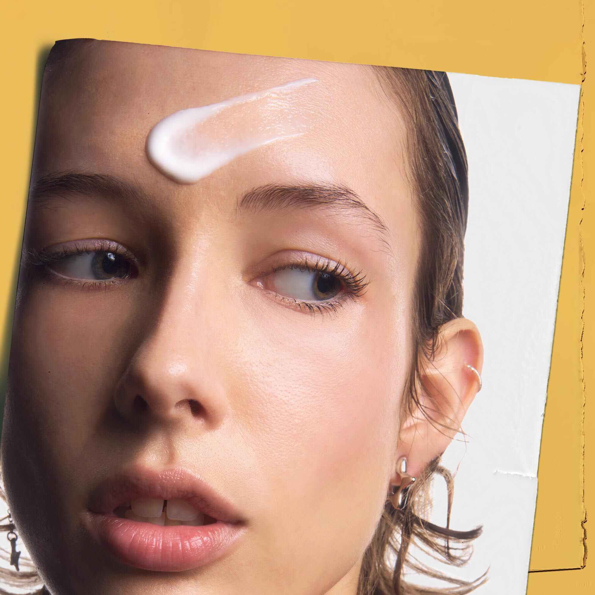 Powerful-Strength Line-Reducing Concentrate nanesen na čelo osobe, prikazuje primjenu.