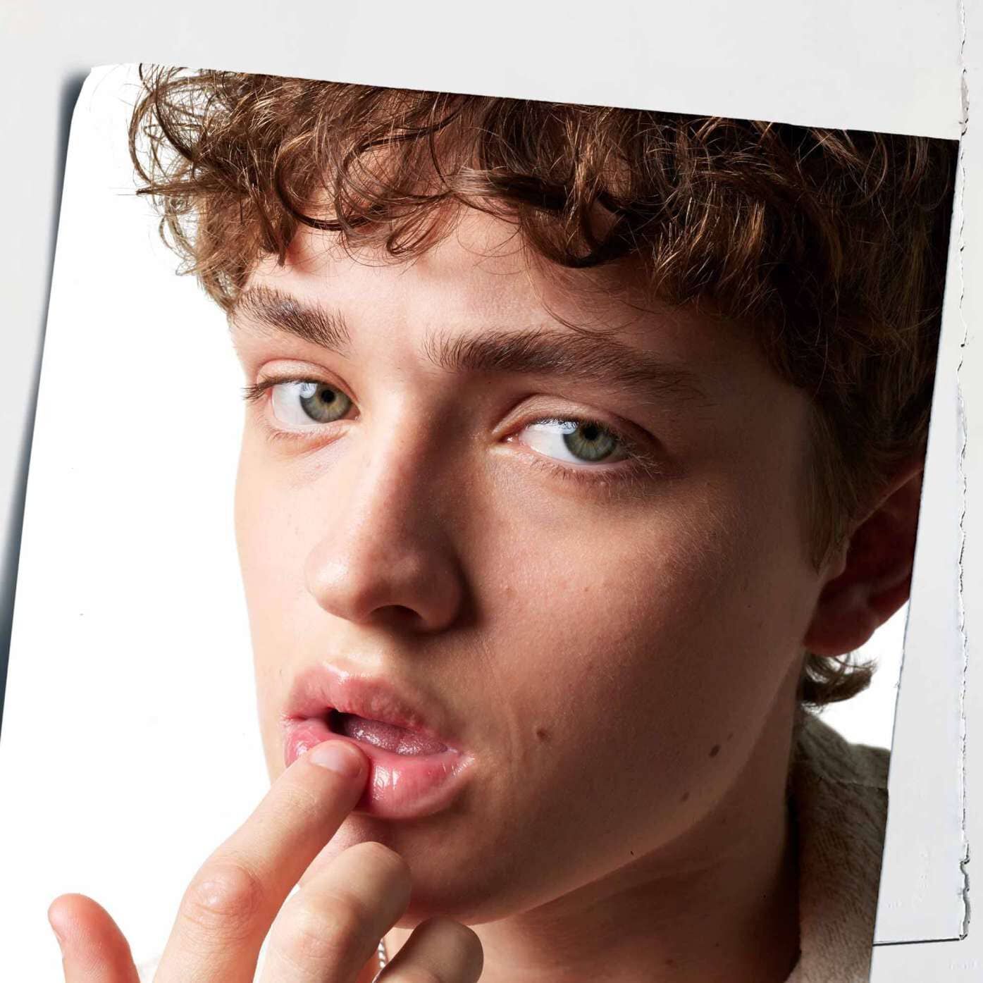 Nanošenje Lip Balm #1 balzama na usne, prikazuje njegov hidratantni učinak na koži.