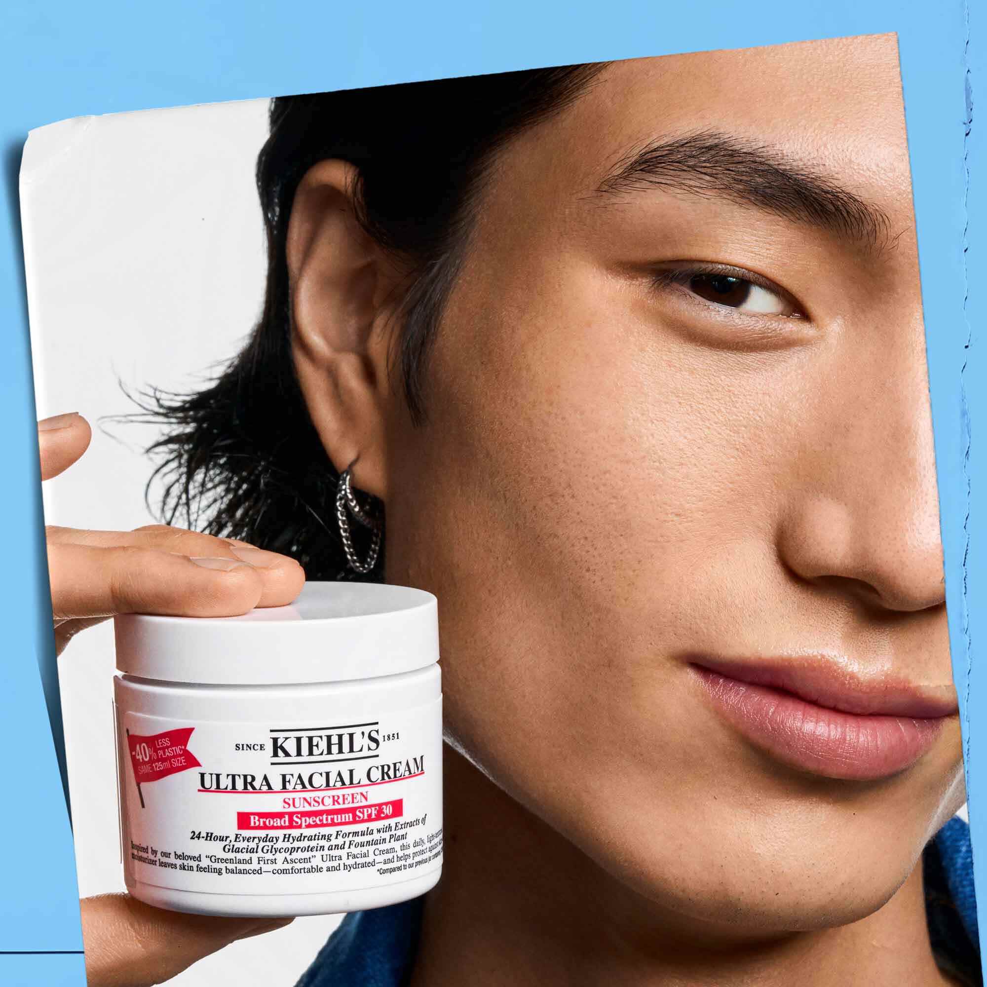 Ultra Facial Cream SPF 30 u ruci, prikazuje prenosivost i jednostavnost upotrebe.