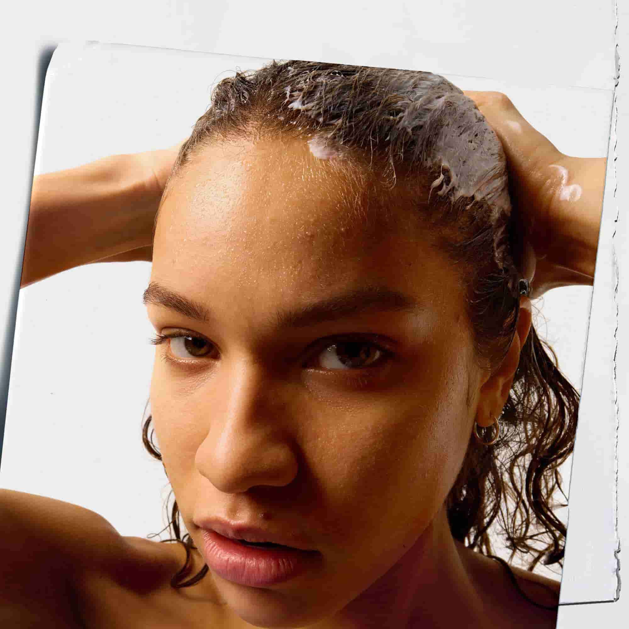 Model koji koristi Kiehl's Amino Acid Conditioner na svojoj kosi