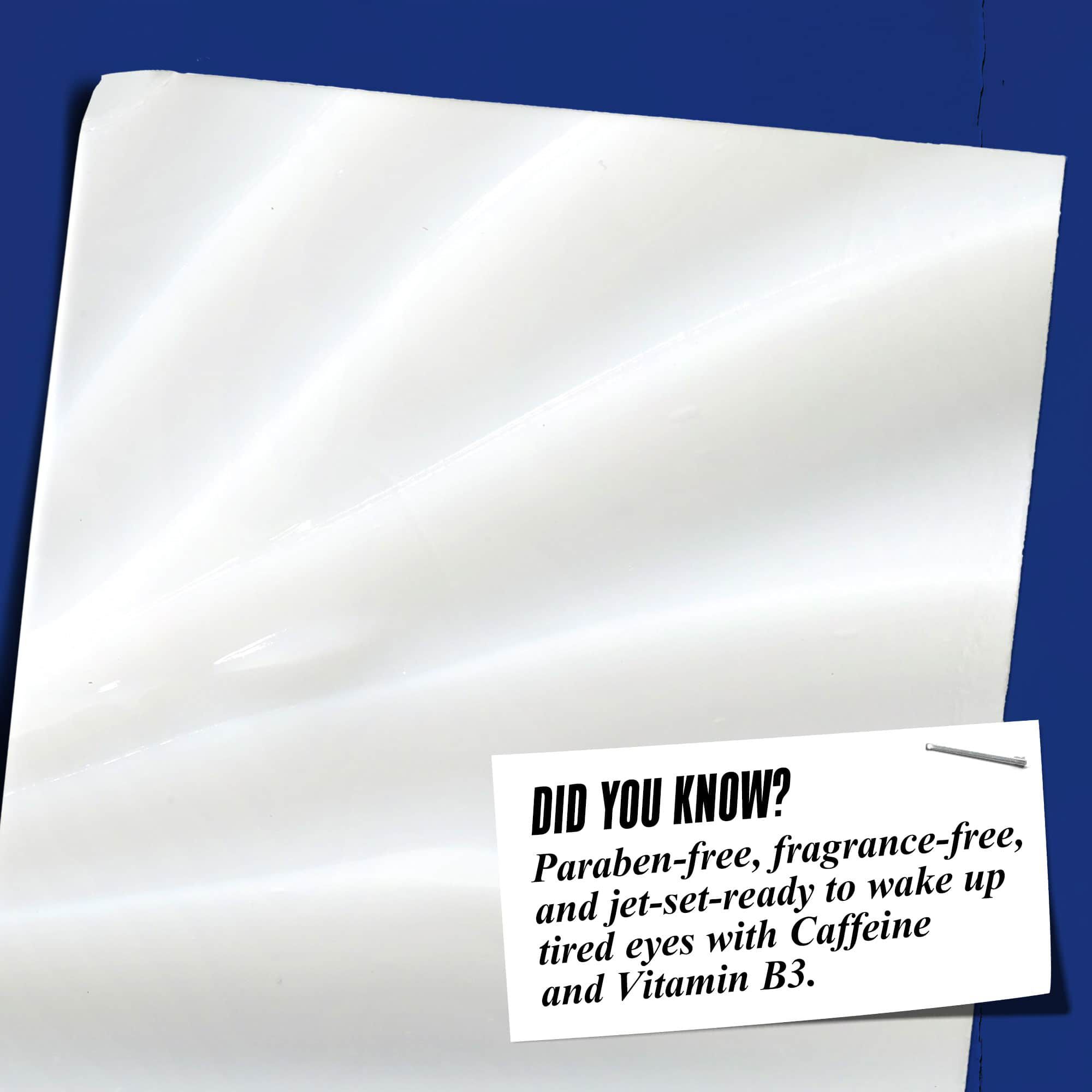 Krupni plan teksture Facial Fuel Eye Fuel. Tekst glasi: „Jeste li znali? Bez parabena, bez mirisa i bez mineralnih ulja za buđenje umornih očiju s vitaminom B3 i kofeinom.”