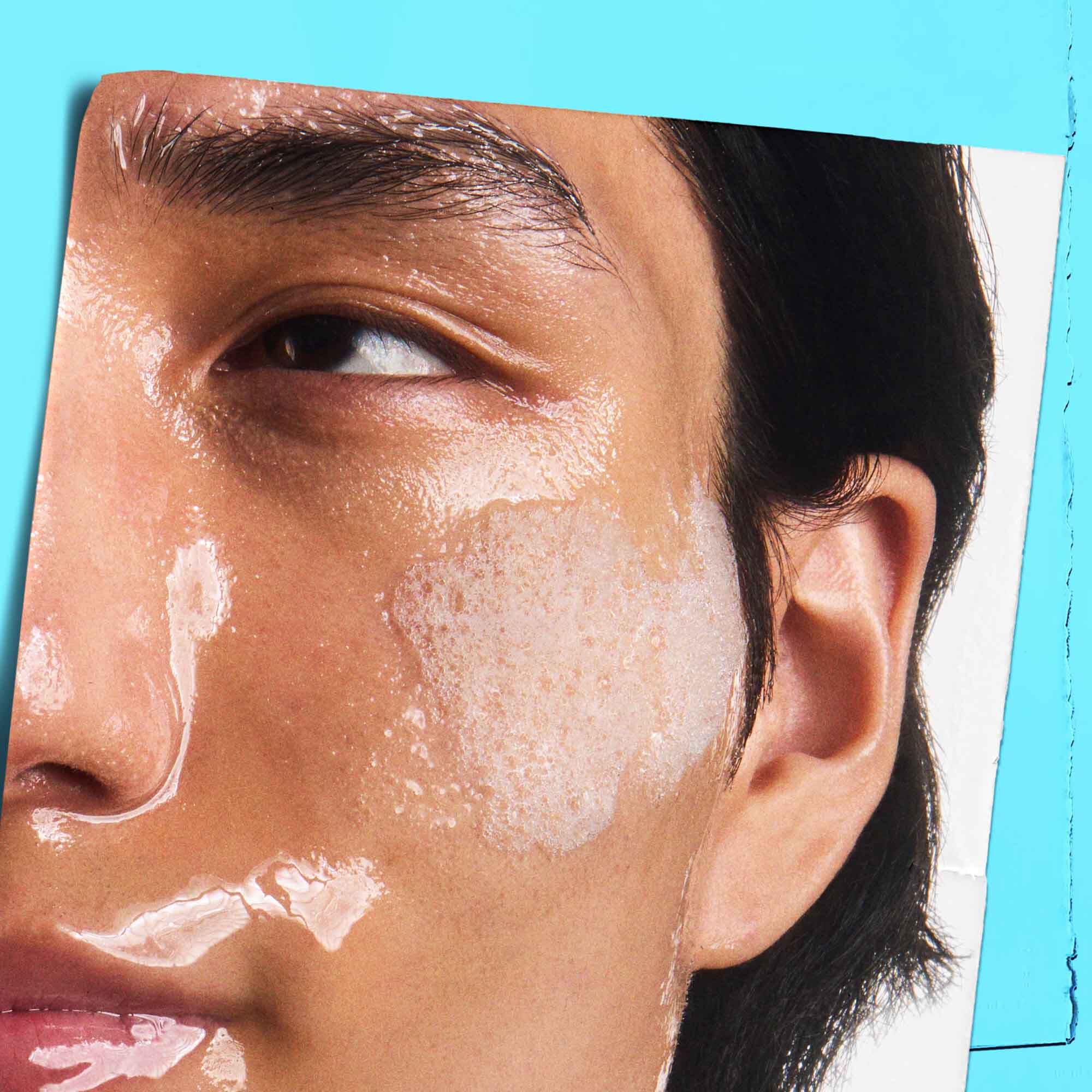 Ultra Facial Oil-Free Cleanser nanosi se na kožu.