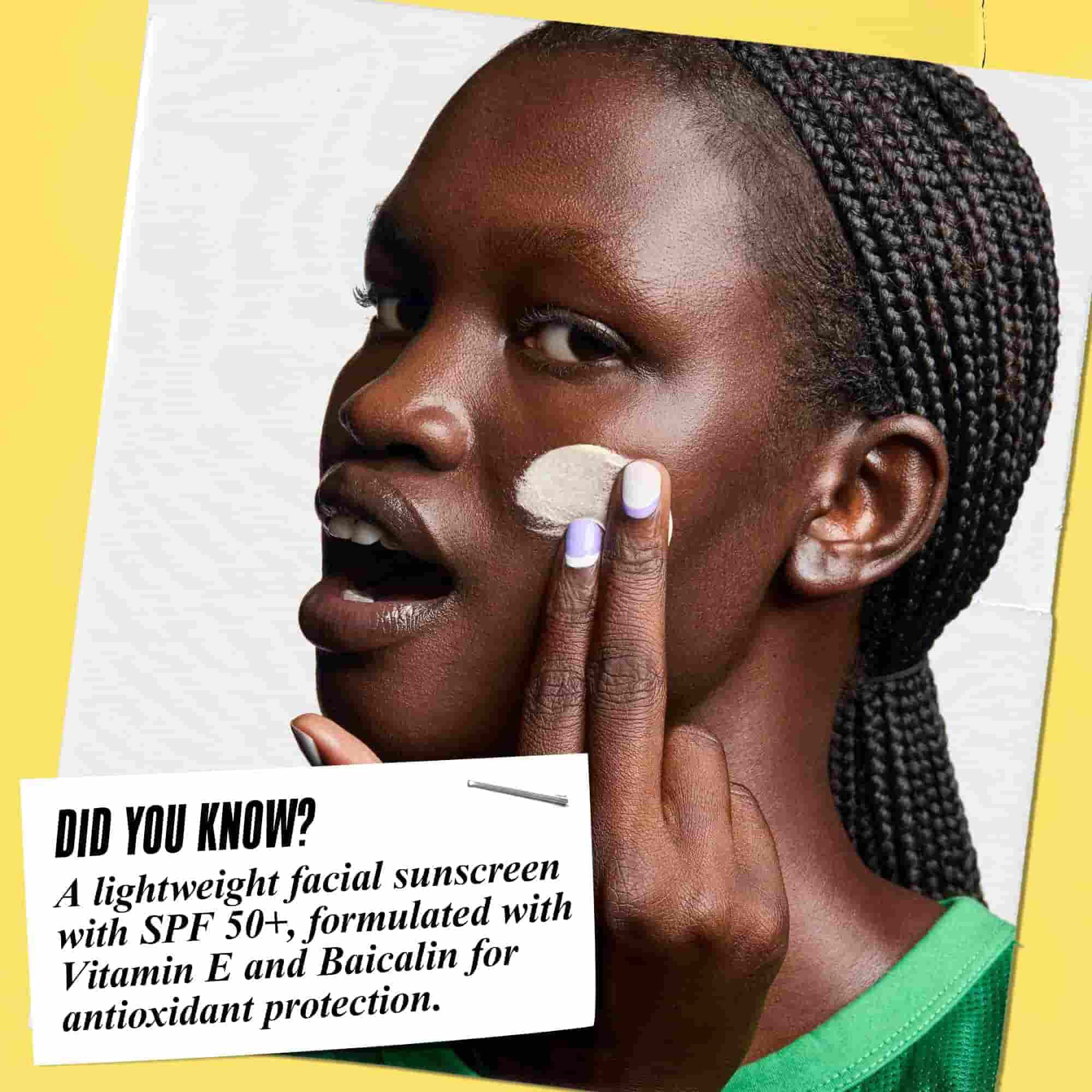 Ultra-Light Daily UV Defense nanosi se na lice. Tekst glasi: „Jeste li znali? Lagana krema za sunčanje za lice sa SPF 50+, formulirana s vitaminom E i bajkalinom za antioksidativnu zaštitu.”