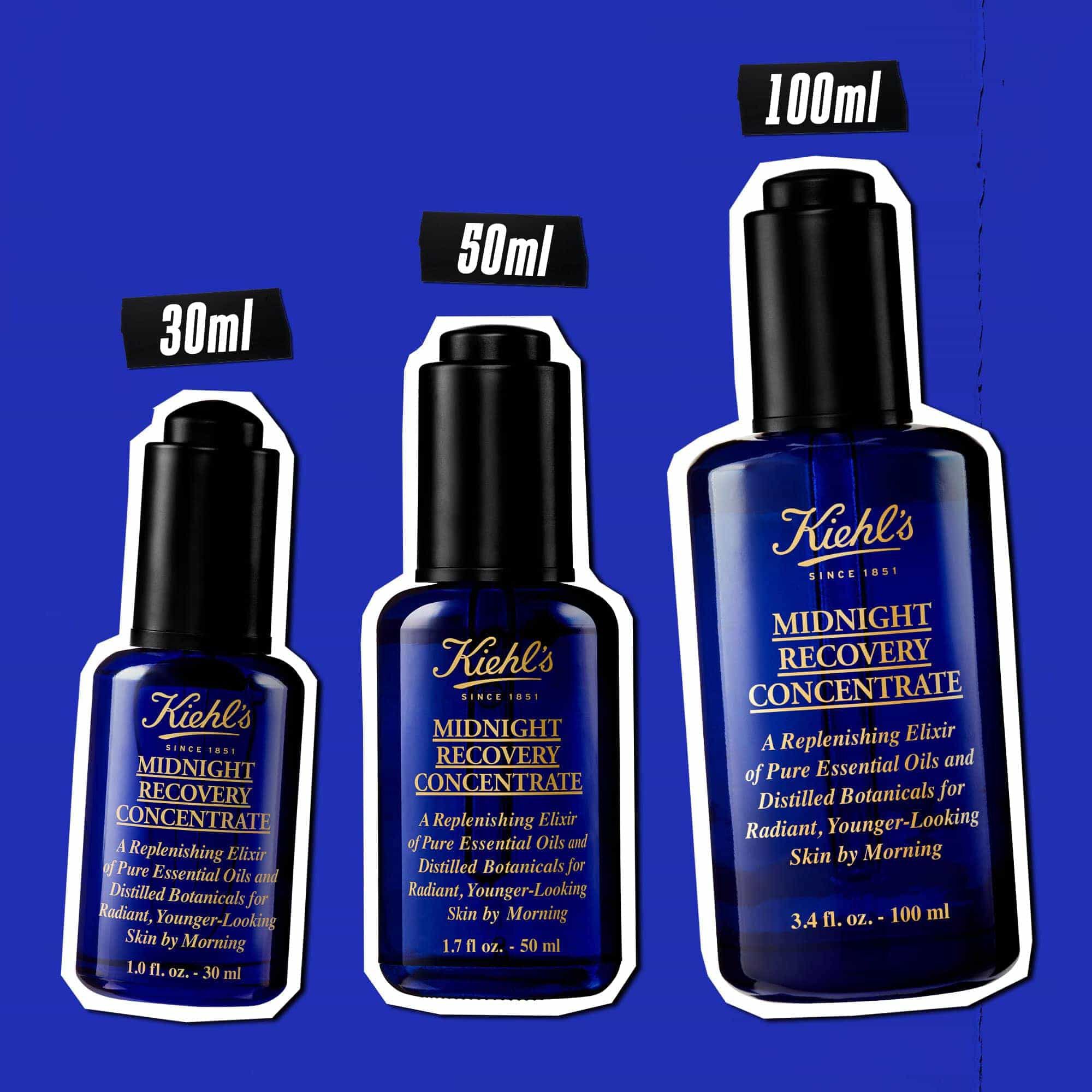 Tri bočice ulja za lice Midnight Recovery Concentrate u različitim veličinama (30 ml, 50 ml, 100 ml) na plavoj pozadini.