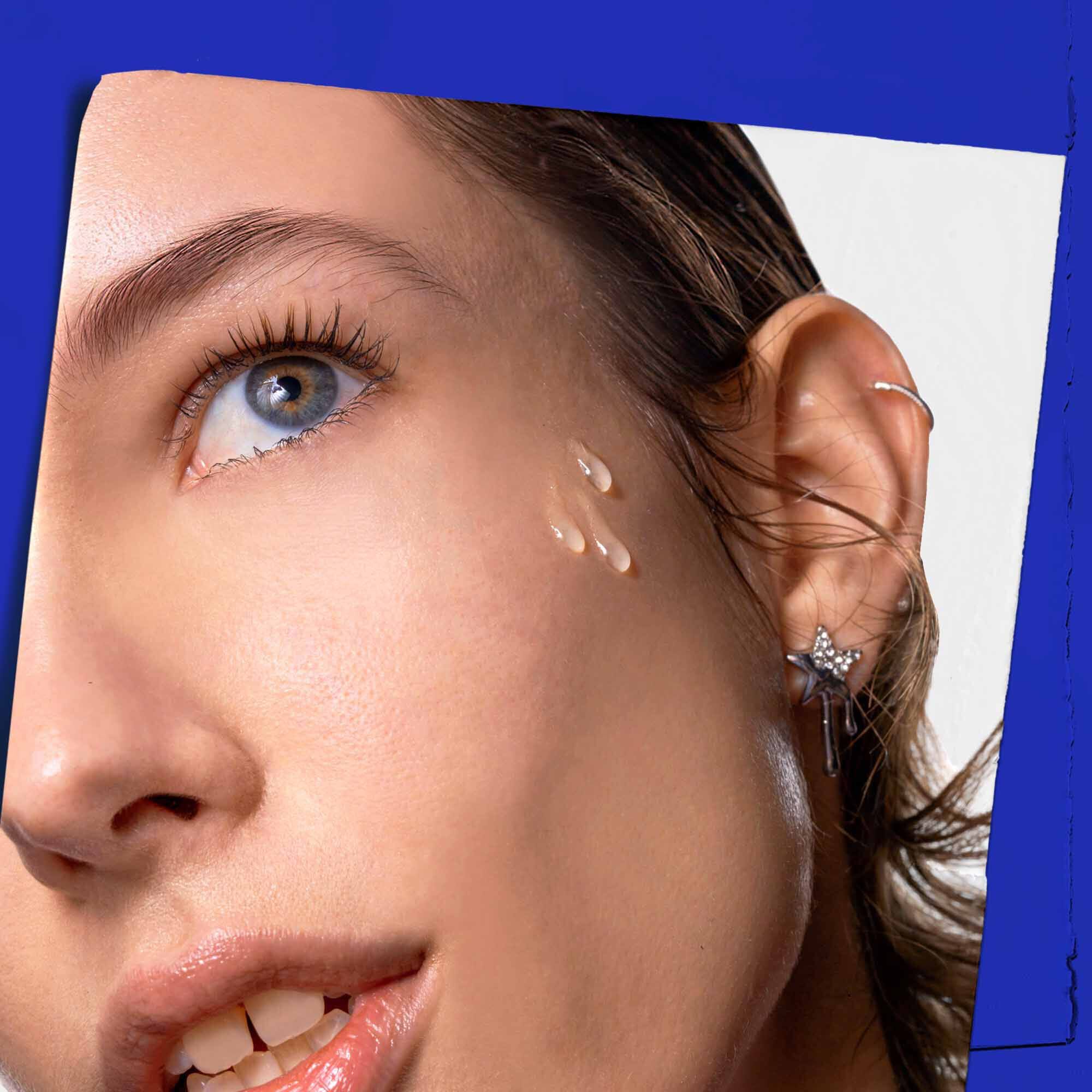 Ulje za lice Midnight Recovery Concentrate naneseno na kožu.