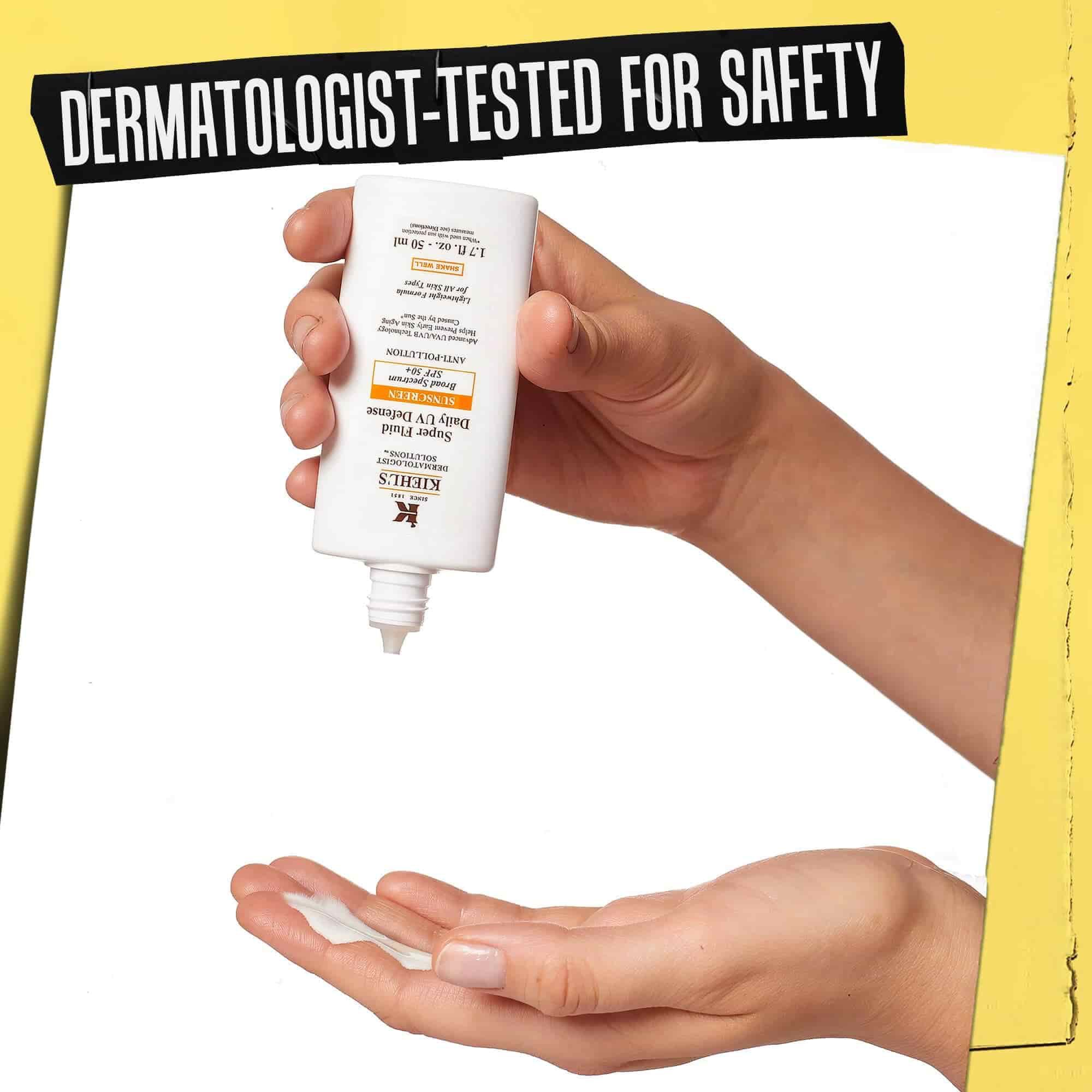 Ruka na koju se dozira Ultra-Light Daily UV Defense, s oznakom „Dermatološki testirano za sigurnost”.