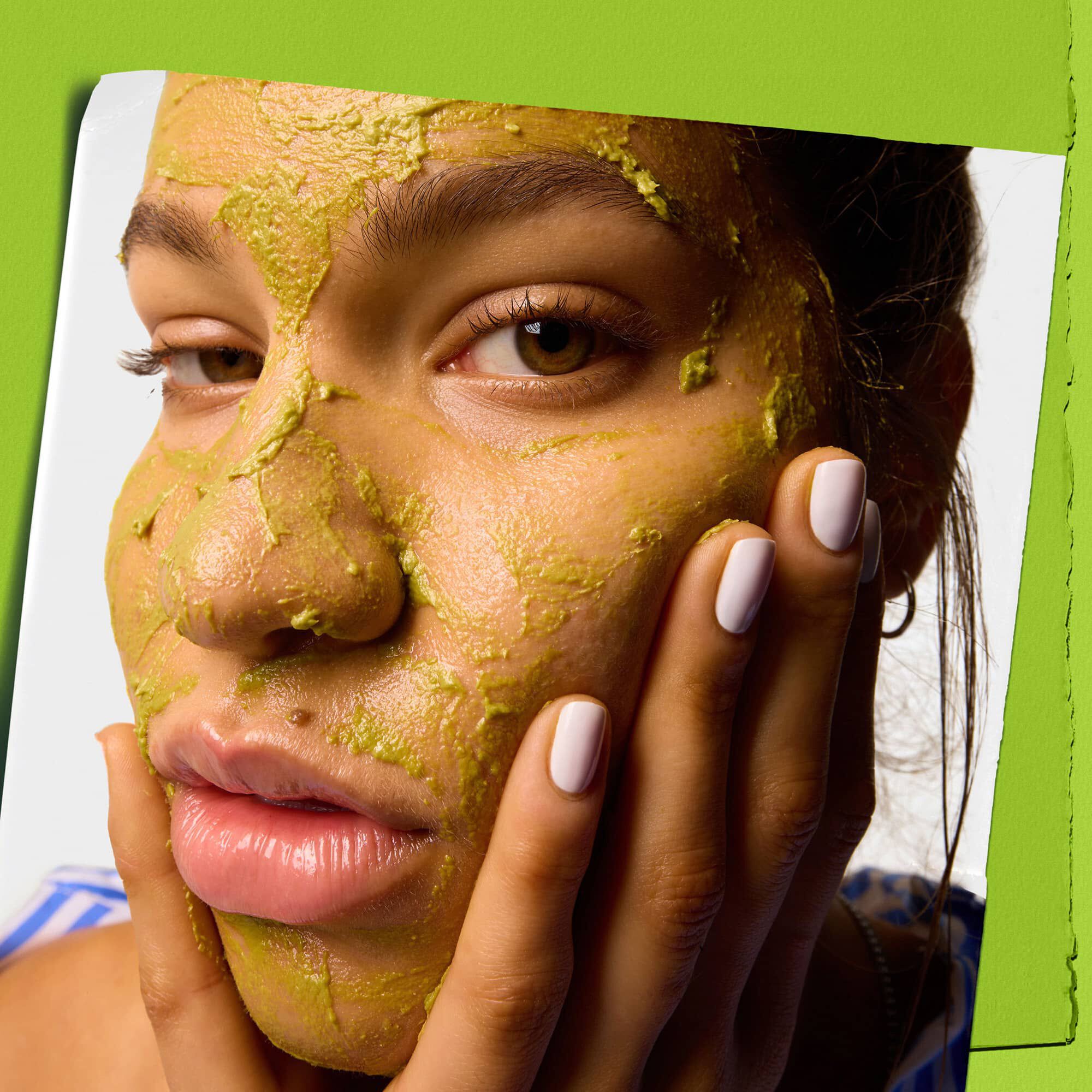Model koristi Kiehl's Avocado Nourishing Hydration Mask na licu