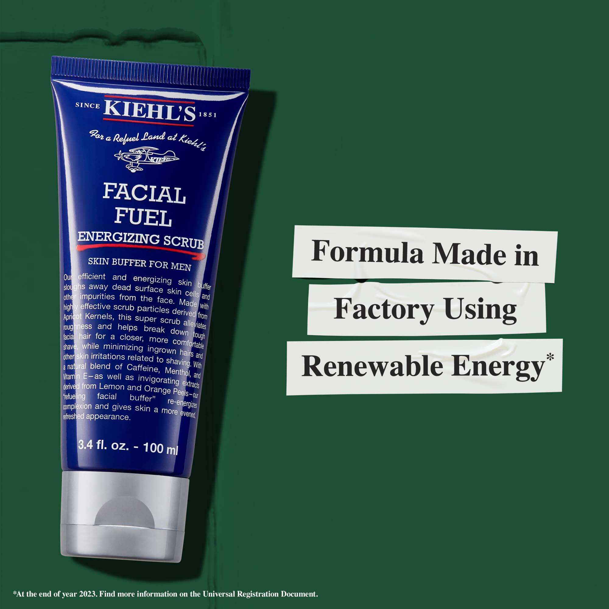 Tuba proizvoda Facial Fuel Energizing Scrub s tekstom koji ističe održivost: „Formula proizvedena u tvornici uz obnovljivu energiju.”