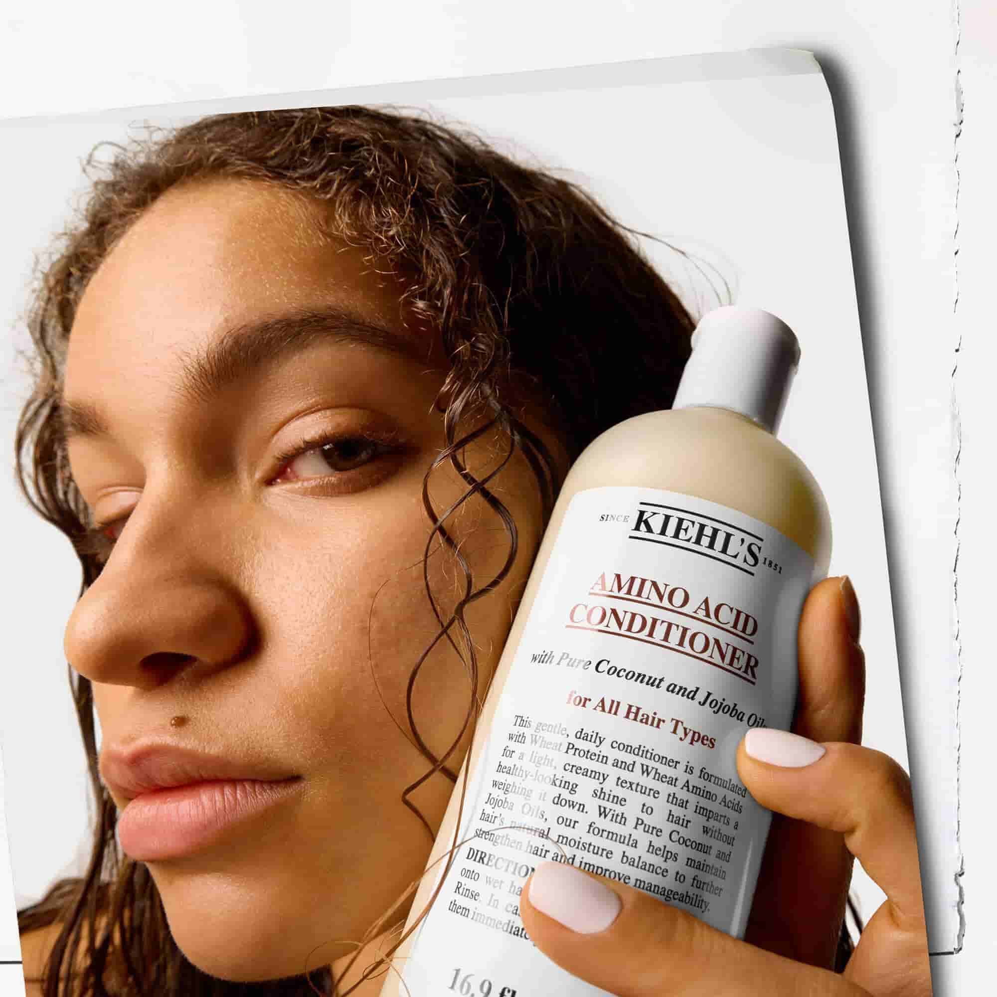 Model koji drži Kiehl's Amino Acid Conditioner