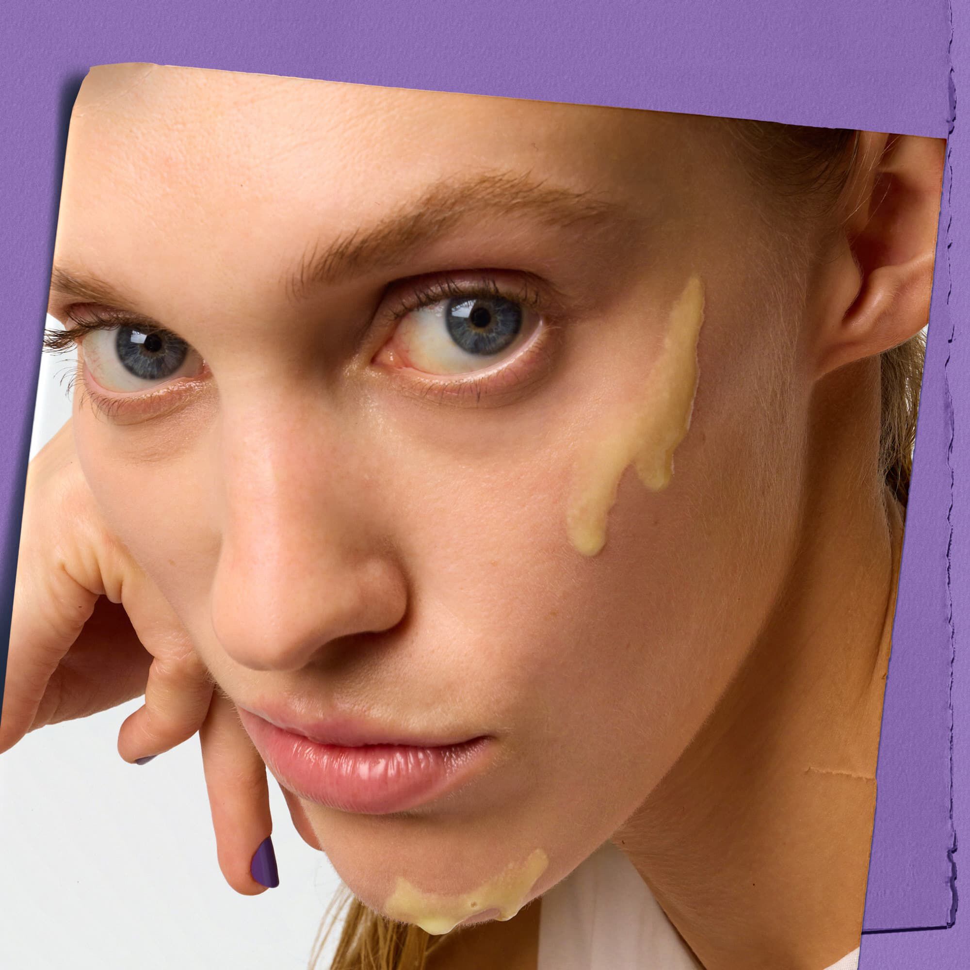 Model s uzorkom noćnog seruma za smanjenje bora Kiehl's Retinol Fast Release na licu