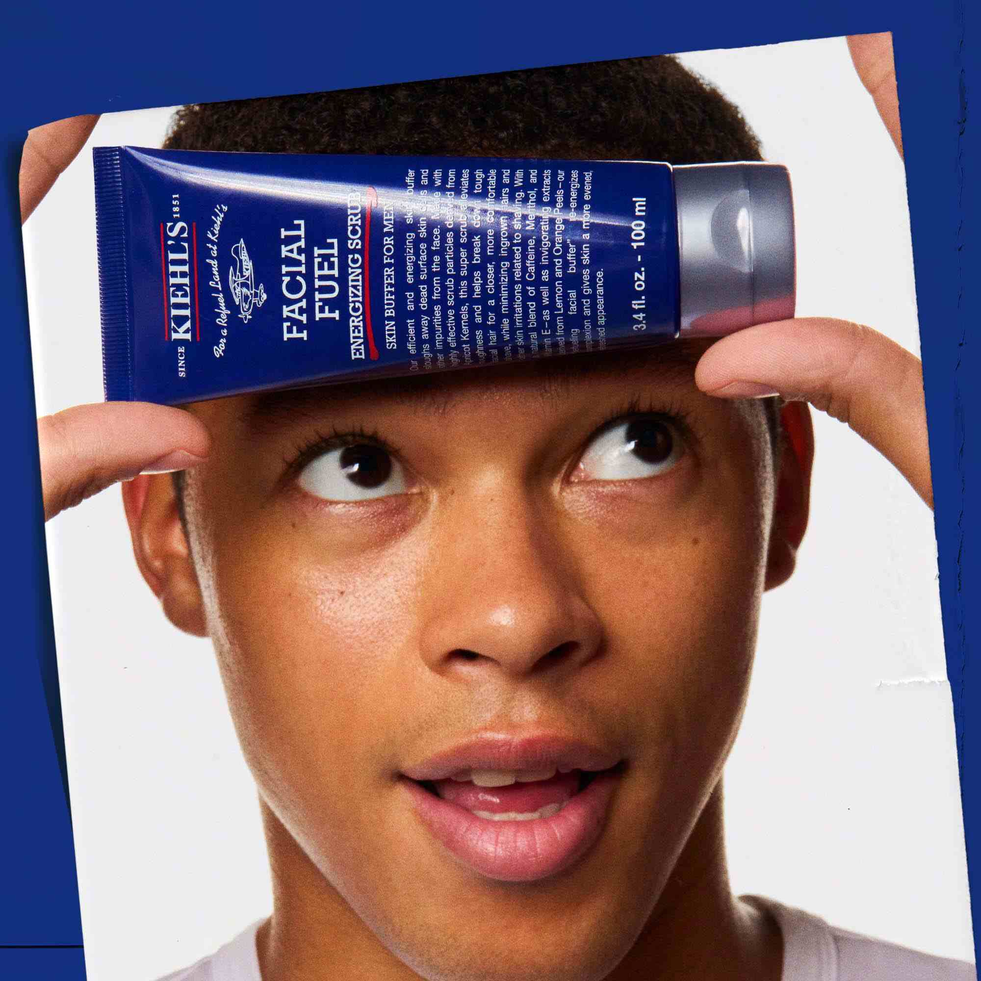 Facial Fuel Energizing Scrub u ruci, prikazuje primjenu.
