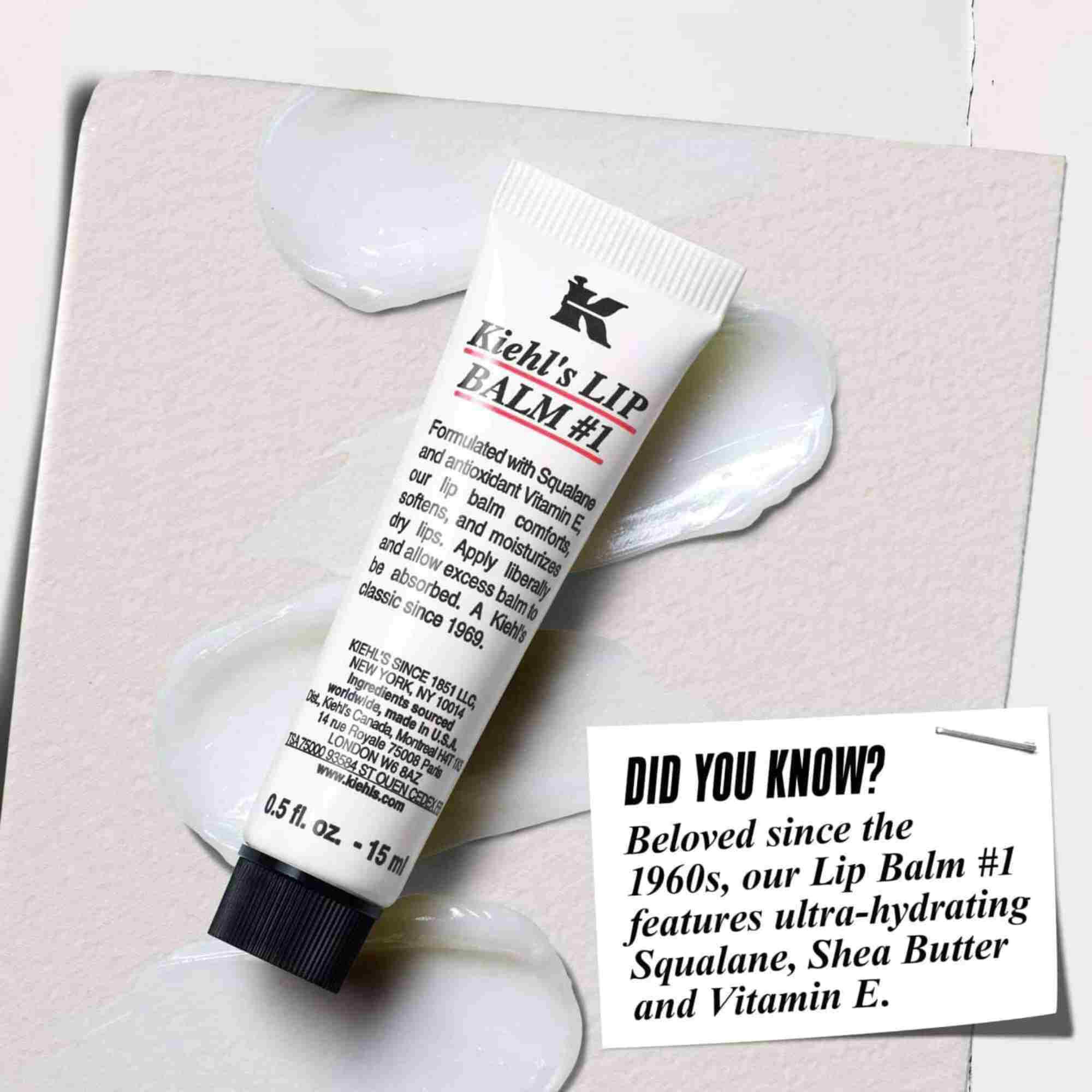 Tuba Lip Balm #1 balzama na bijeloj površini s tekstom: „Jeste li znali? Formuliran sa skvalanom, shea maslacem i vitaminom E za hidratizirane, glađe usne.”
