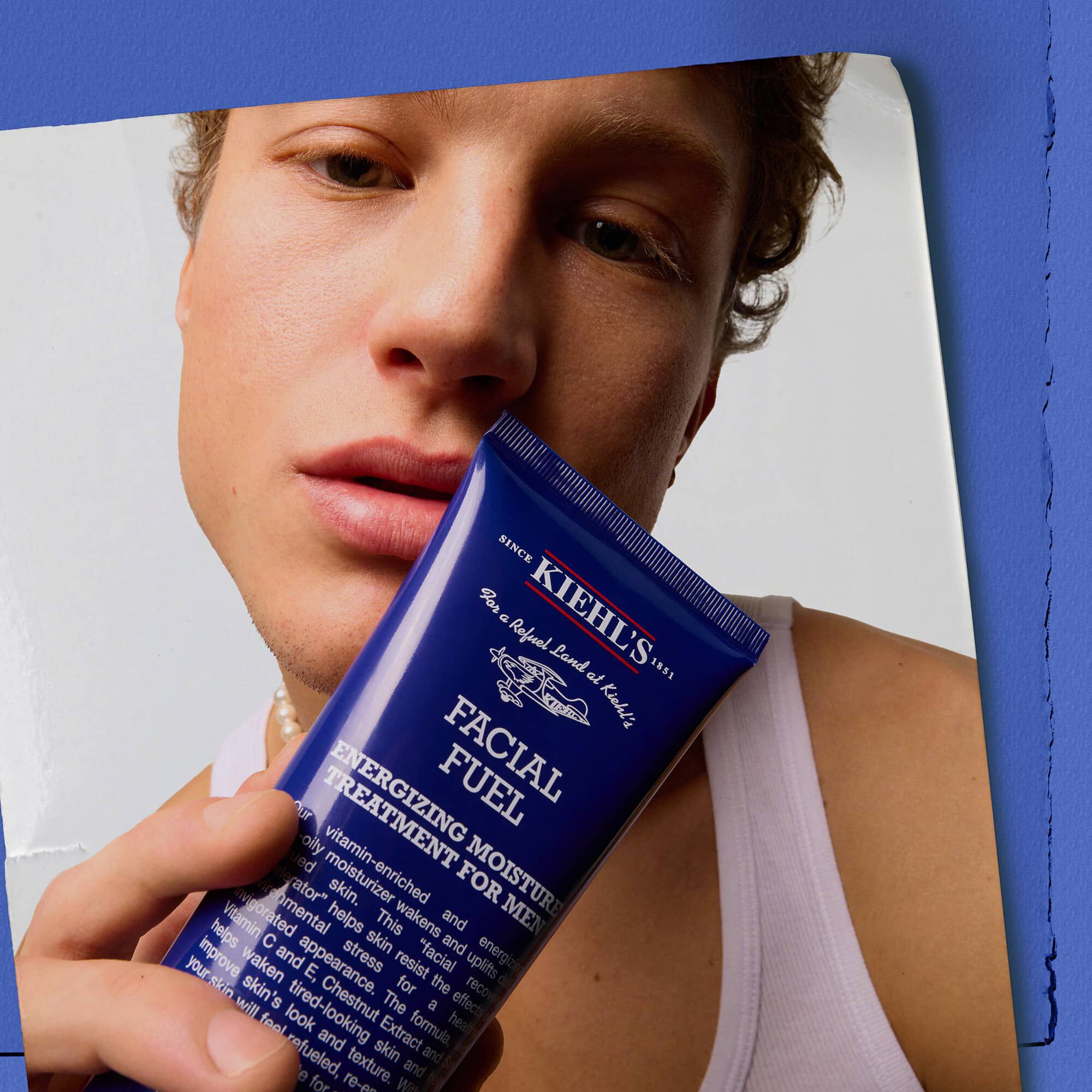 Model drži energizirajuću hidratantnu njegu za lice za muškarce Kiehl's Facial Fuel