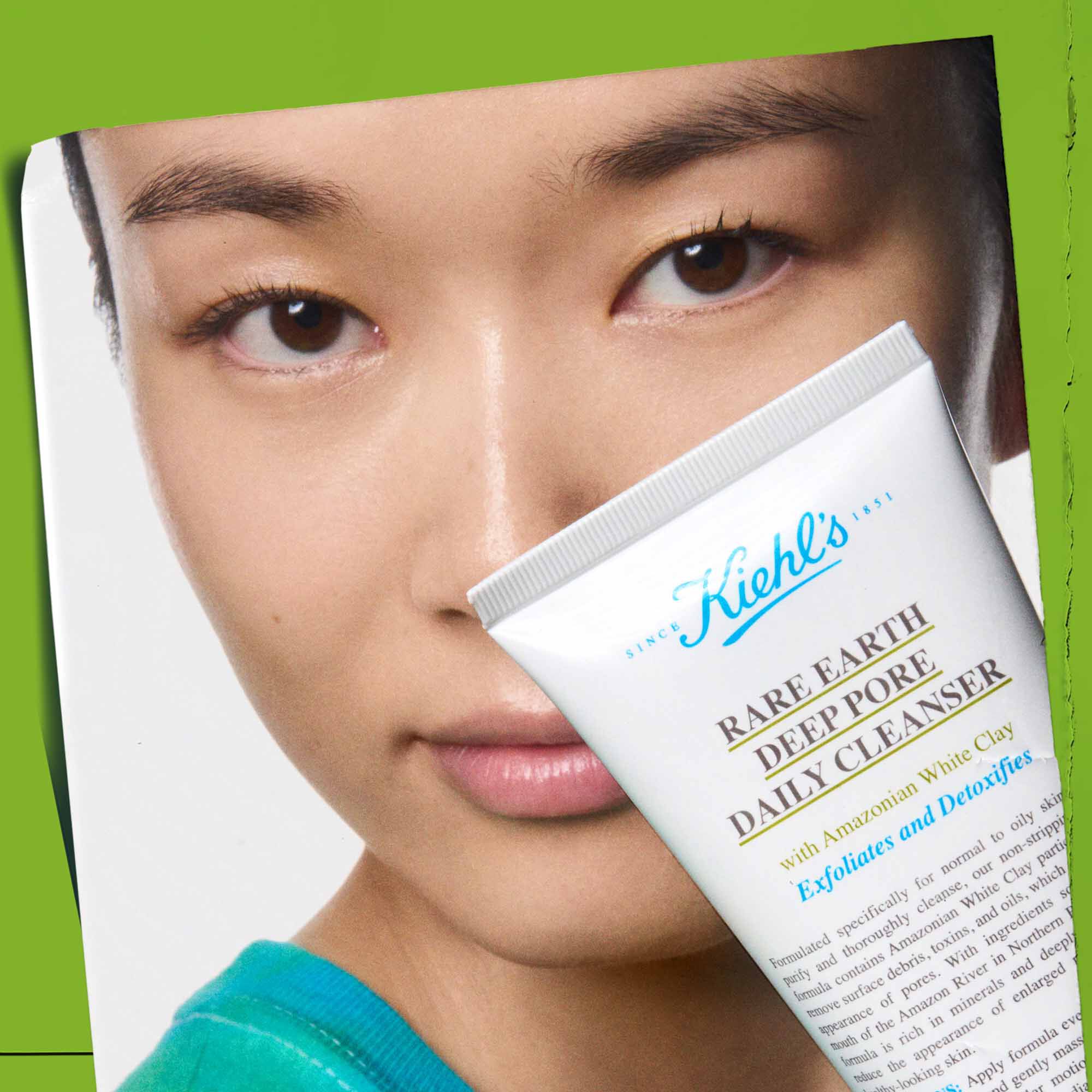 Osoba drži tubu Rare Earth Deep Pore Daily Cleanser, prikazuje primjenu.