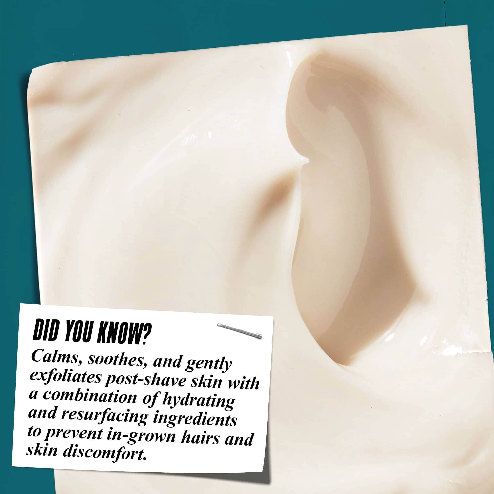 Krupni plan teksture Close Shavers Squadron Smooth Glider Precision Shave Lotion. Tekst glasi „Jeste li znali? Umiruje, ublažava i nježno radi piling kože nakon brijanja hidratantnim sastojcima i sastojcima za pomlađivanje kože kako bi se smanjili prištići od brijanja i nelagoda na koži.”