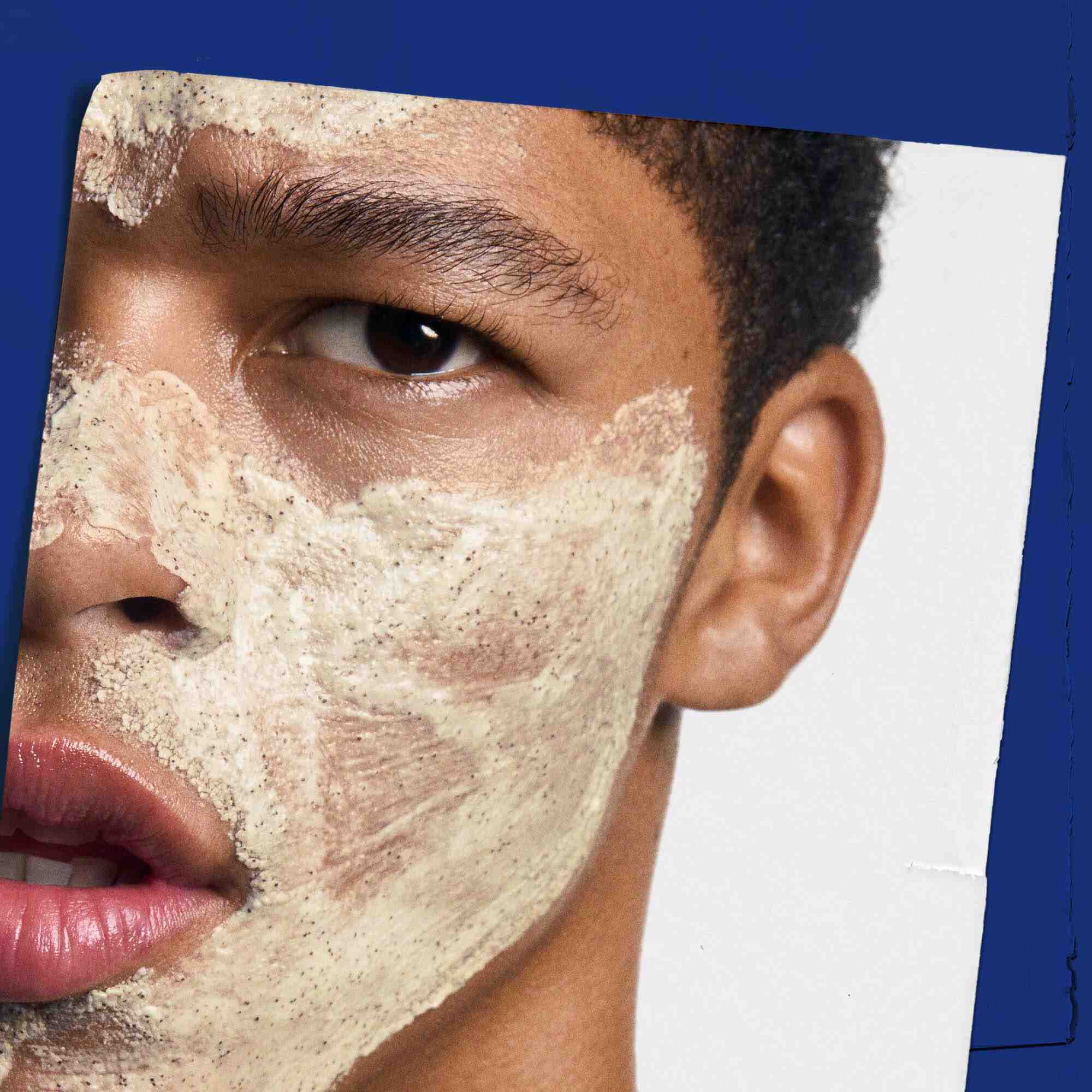 Facial Fuel Energizing Scrub nanesen na lice, prikazuje primjenu.