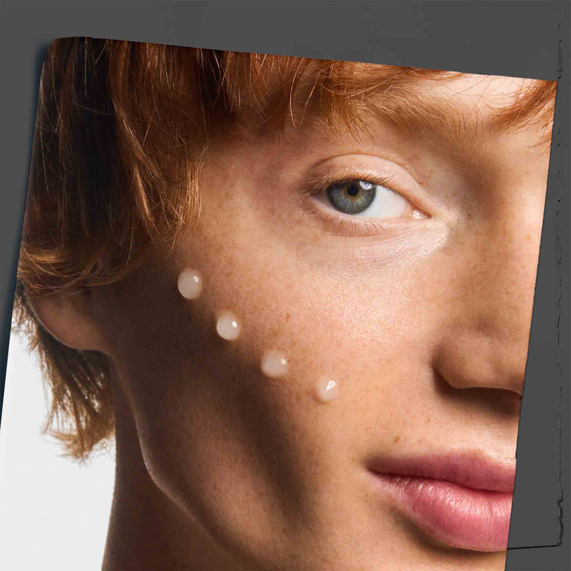 Age Defender Power serum nanesen na jagodičnu kost, prikazuje primjenu na koži.