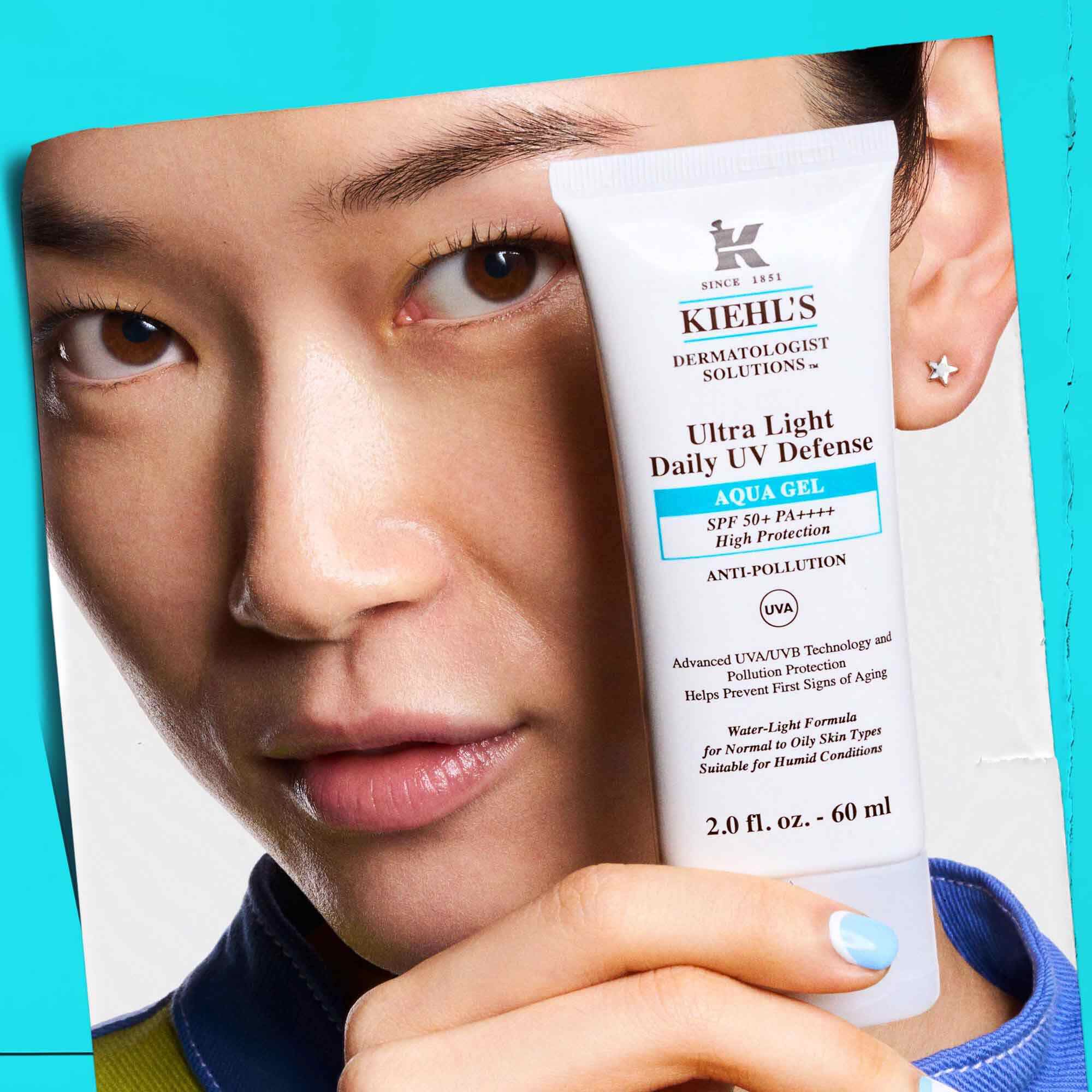 Model drži tubu Ultra Light Daily UV Defense Aqua Gel, prikazuje prenosivost i jednostavnost upotrebe.