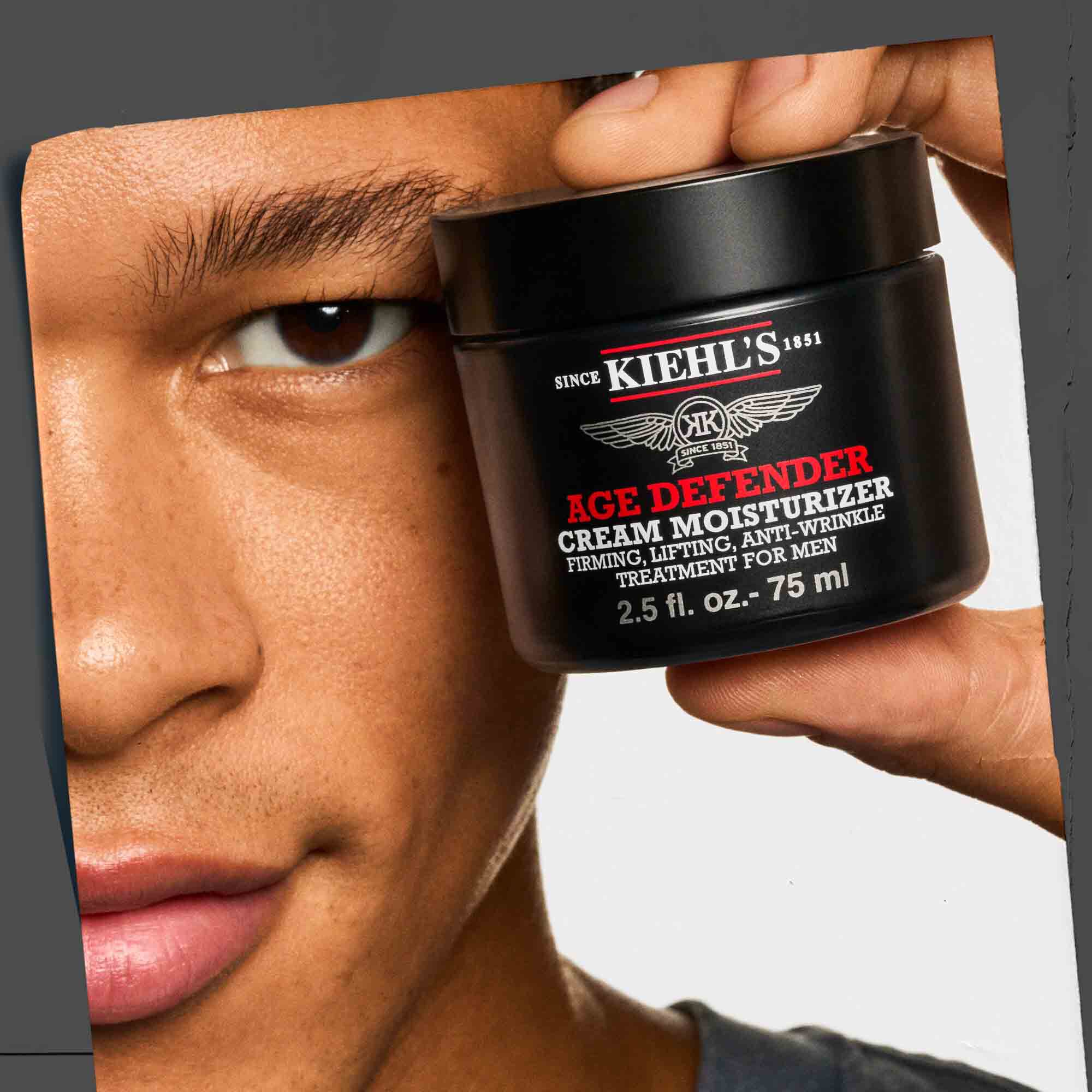 Krema Age Defender Cream Moisturizer u ruci, prikazuje praktičnost i jednostavnost uporabe.