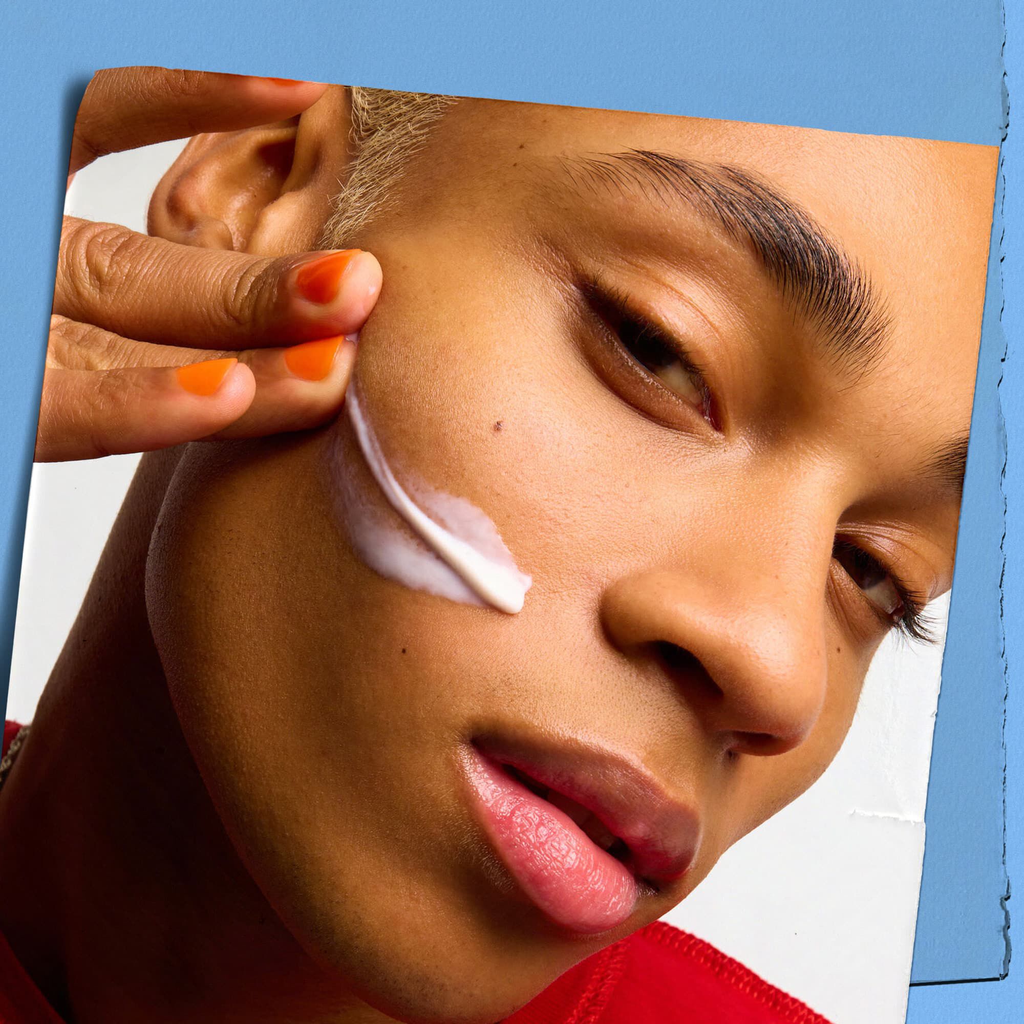 Model s uzorkom teksture Kiehl's Ultra Facial Moisturizer na licu