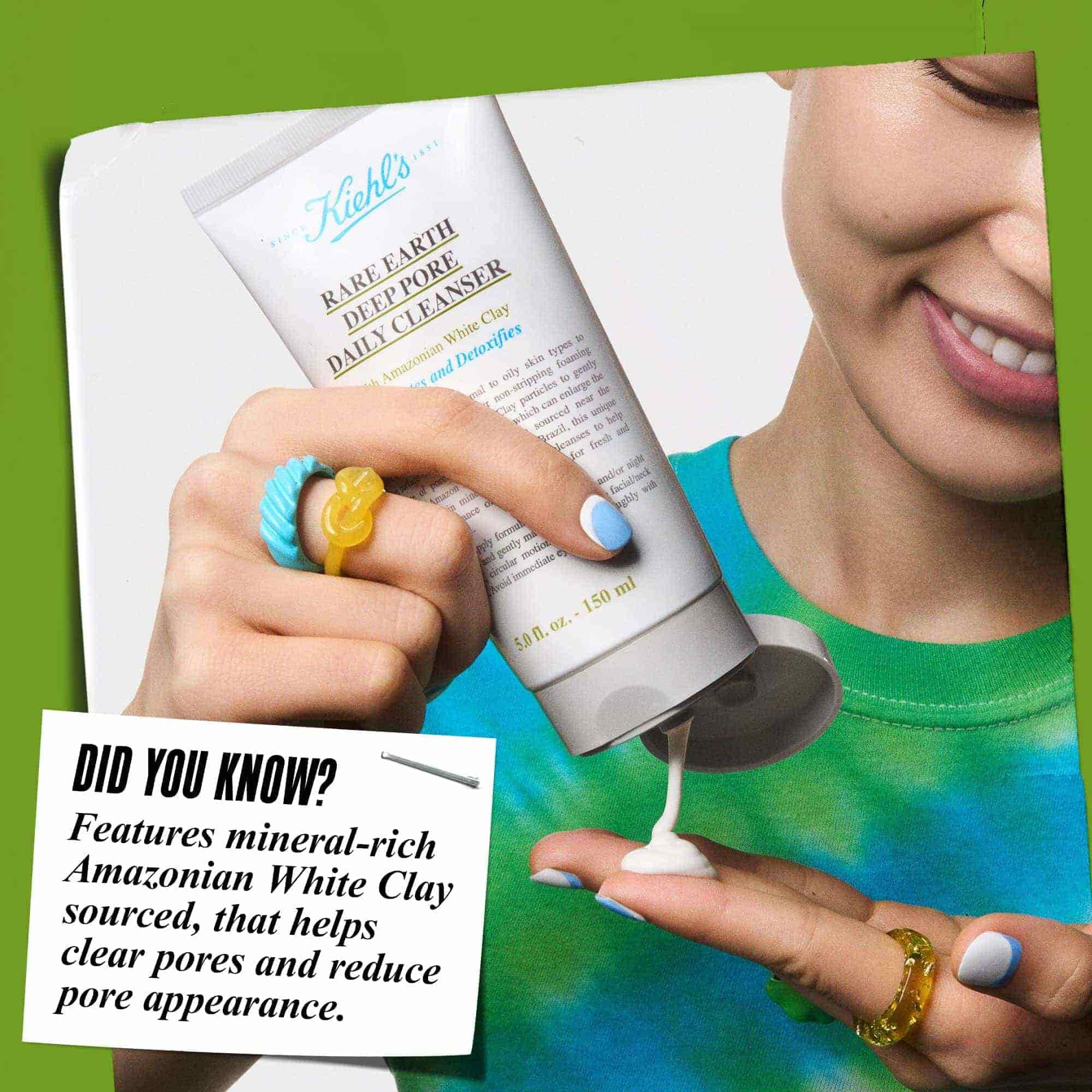 Ruka dozira Rare Earth Deep Pore Daily Cleanser na vrškove prstiju. Tekst glasi: „Jeste li znali? Formuliran s amazonskom bijelom glinom koja pomaže očistiti pore i smanjiti njihovu vidljivost.”