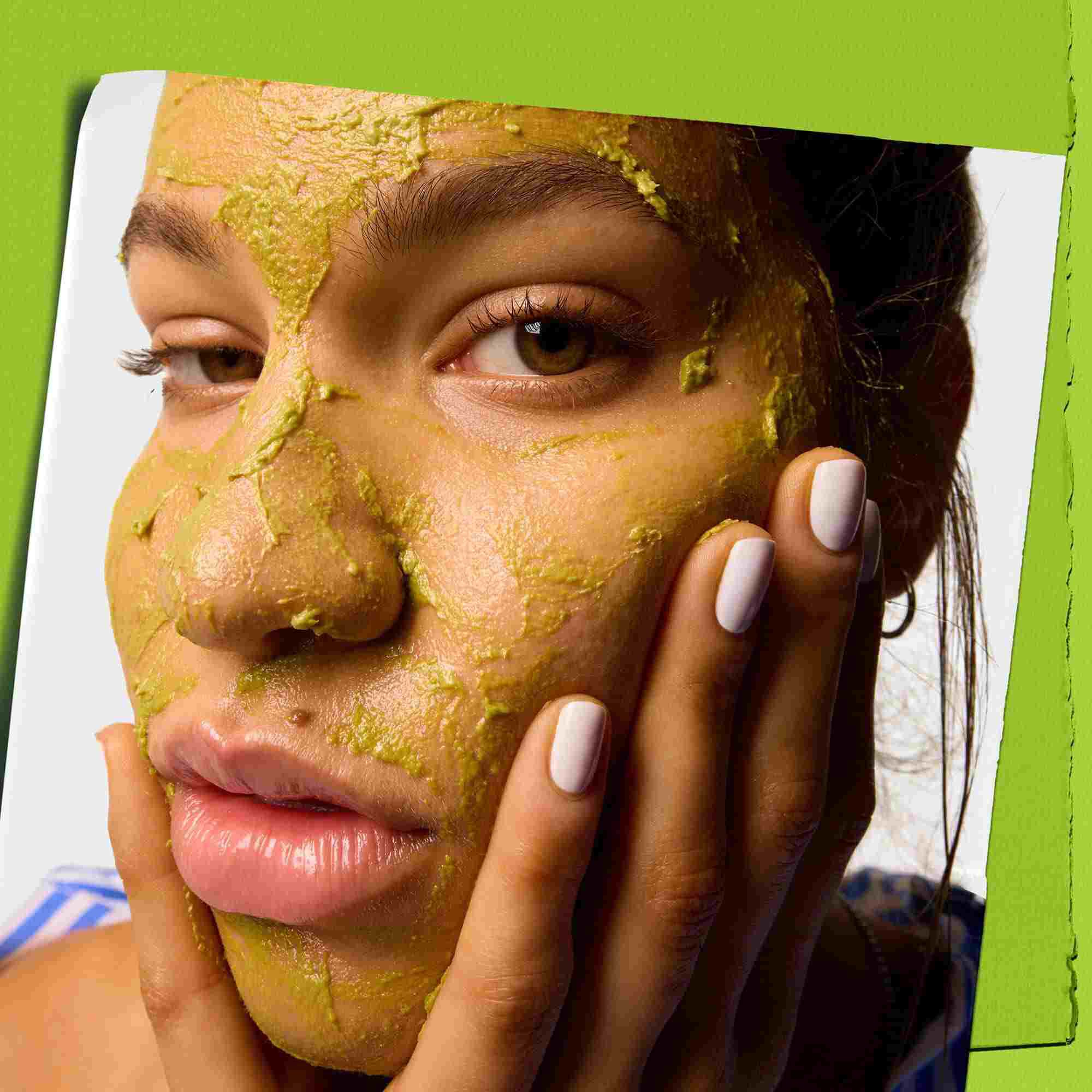 Model koristi Kiehl's Avocado Nourishing Hydration Mask na licu