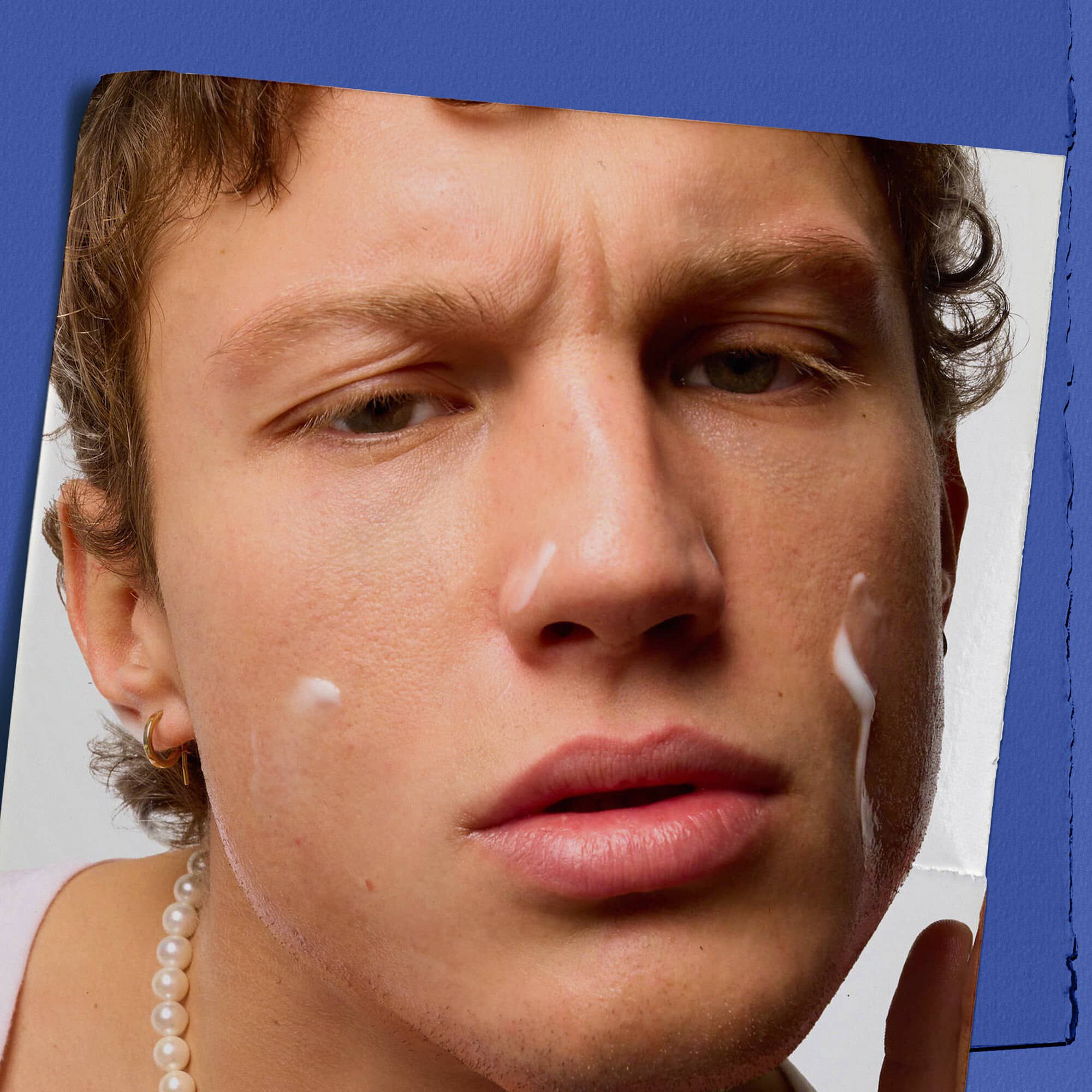 Model s energizirajućom hidratantnom njegom za muškarce Facial Fuel na licu