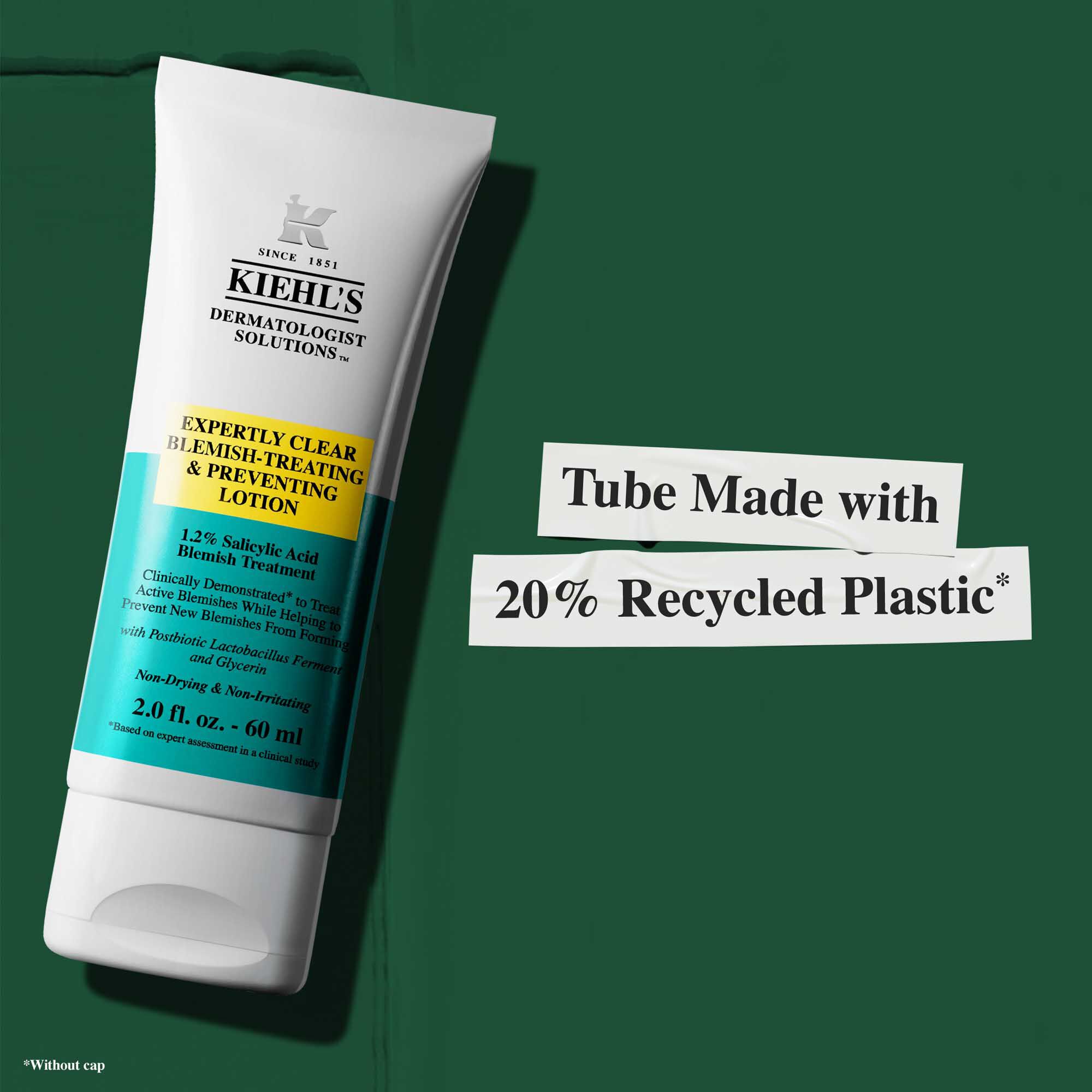 Tuba Expertly Clear Blemish-Treating & Preventing Lotion s tekstom koji ističe tvrdnje o održivosti: „Tuba izrađena od 20 % reciklirane plastike.”